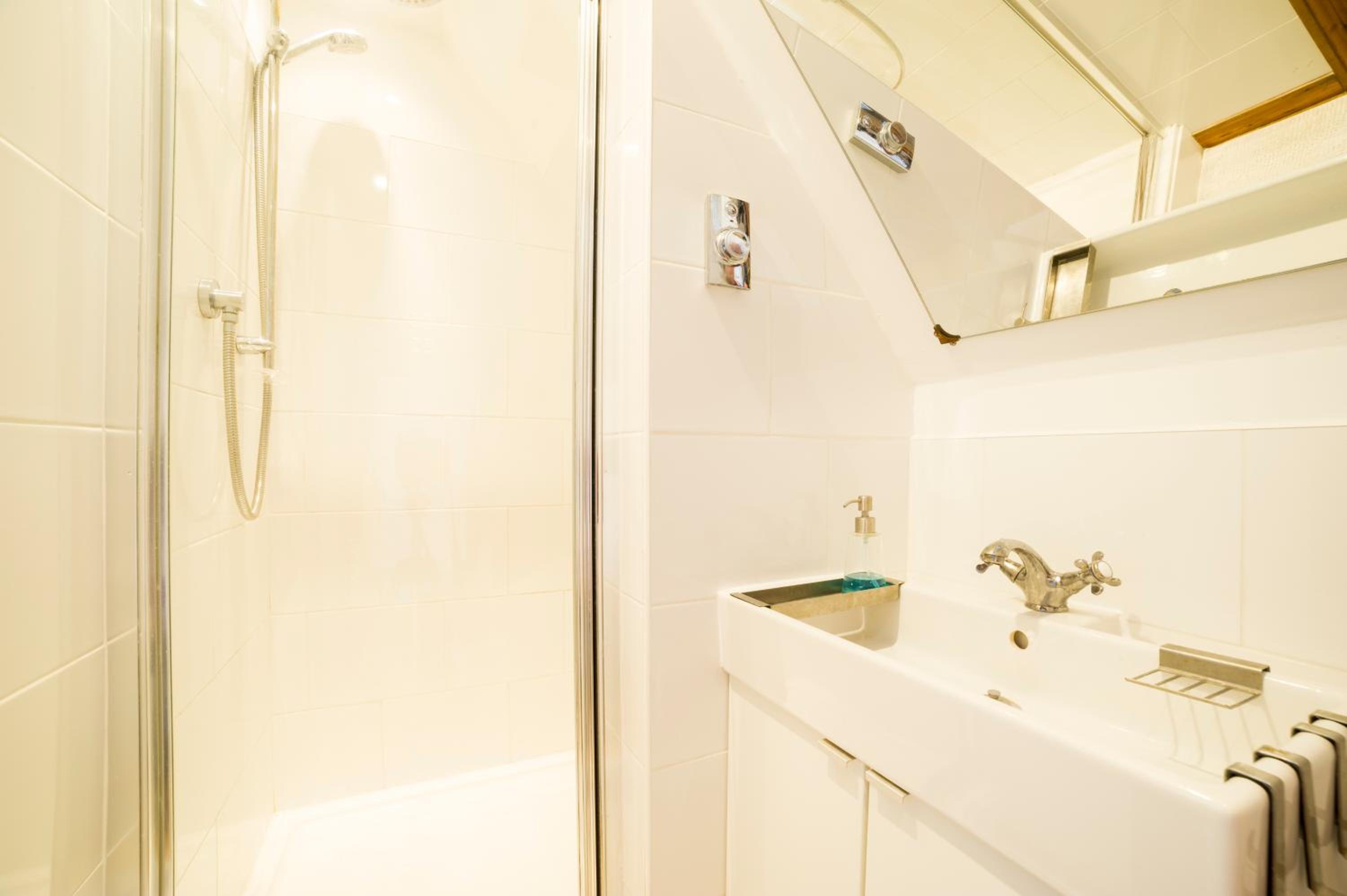 Super King or Twin Room - In the Attic (accessed via a steep, narrow staircase - not suitable for children or dogs) photo 2
