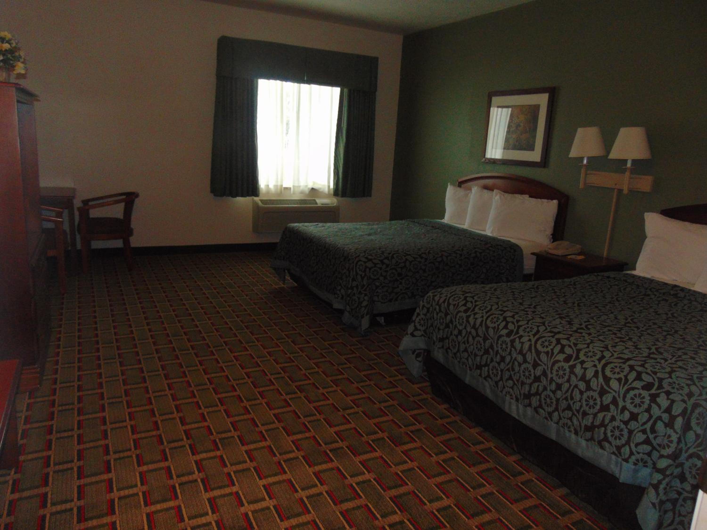 Queen Room with Two Queen Beds - Non-Smoking - Photo 7
