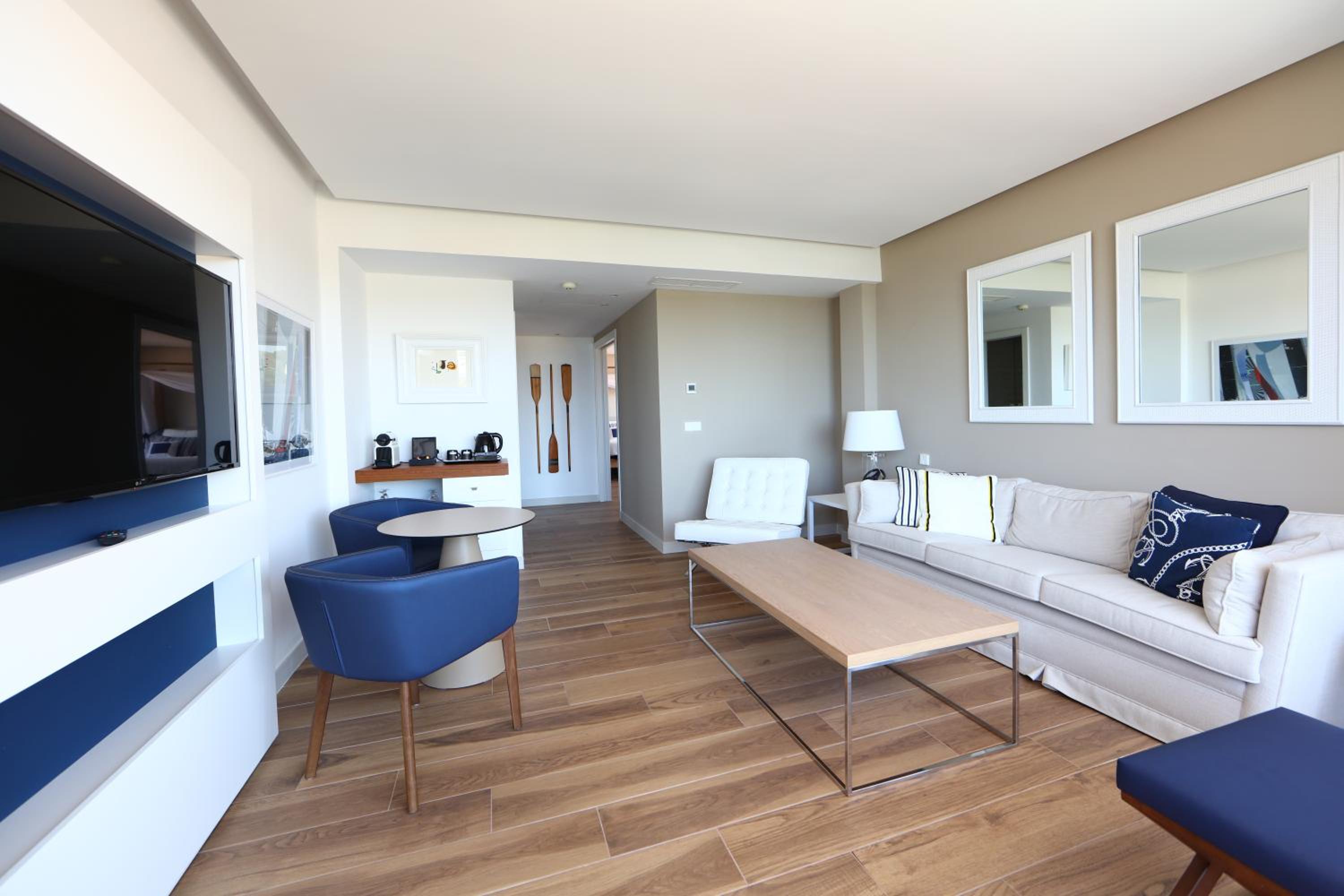 Suite Deluxe with Sea View thumbnail 6