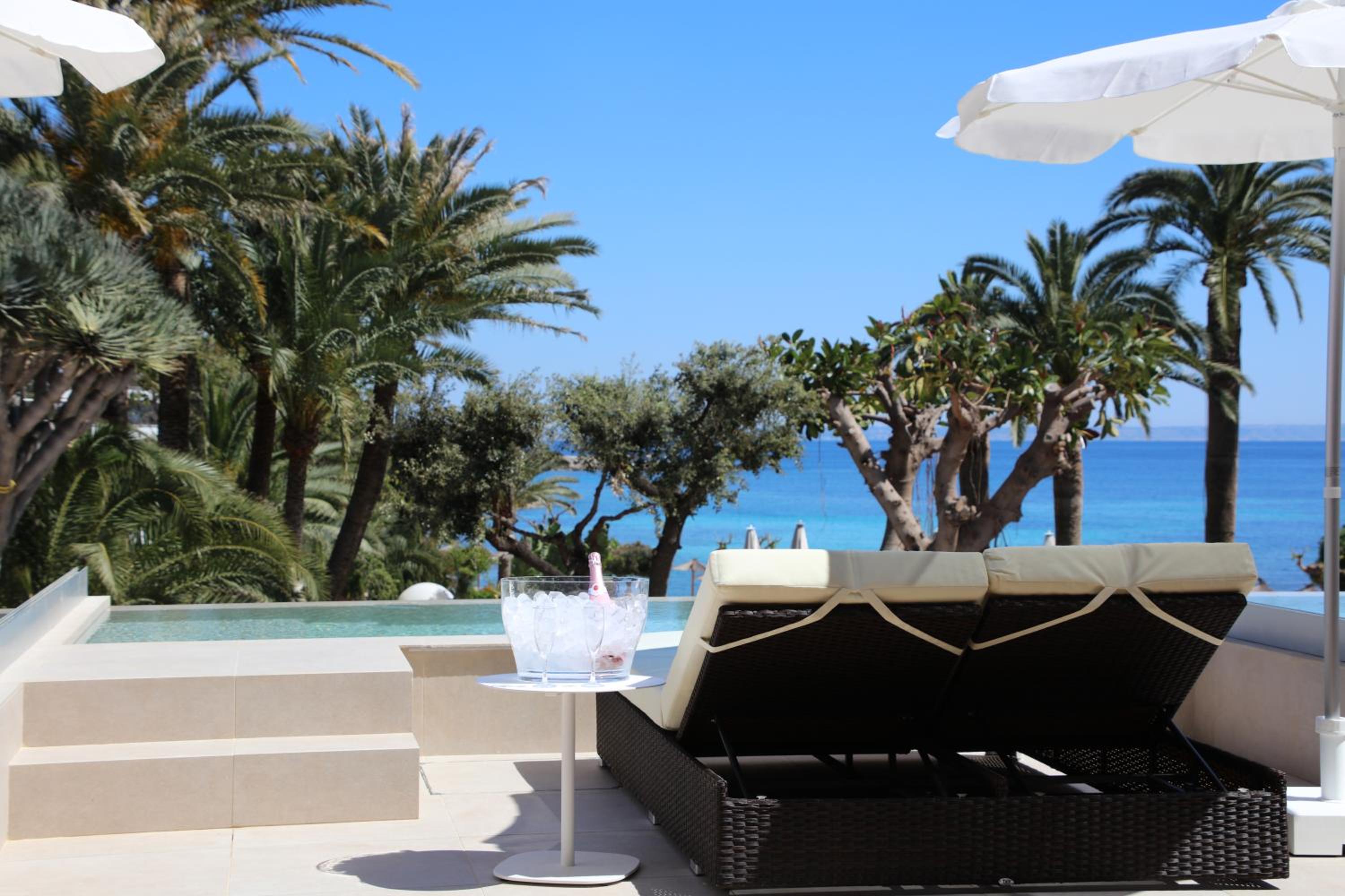 Premium Double Room with Sea View and Private Pool - Photo 11