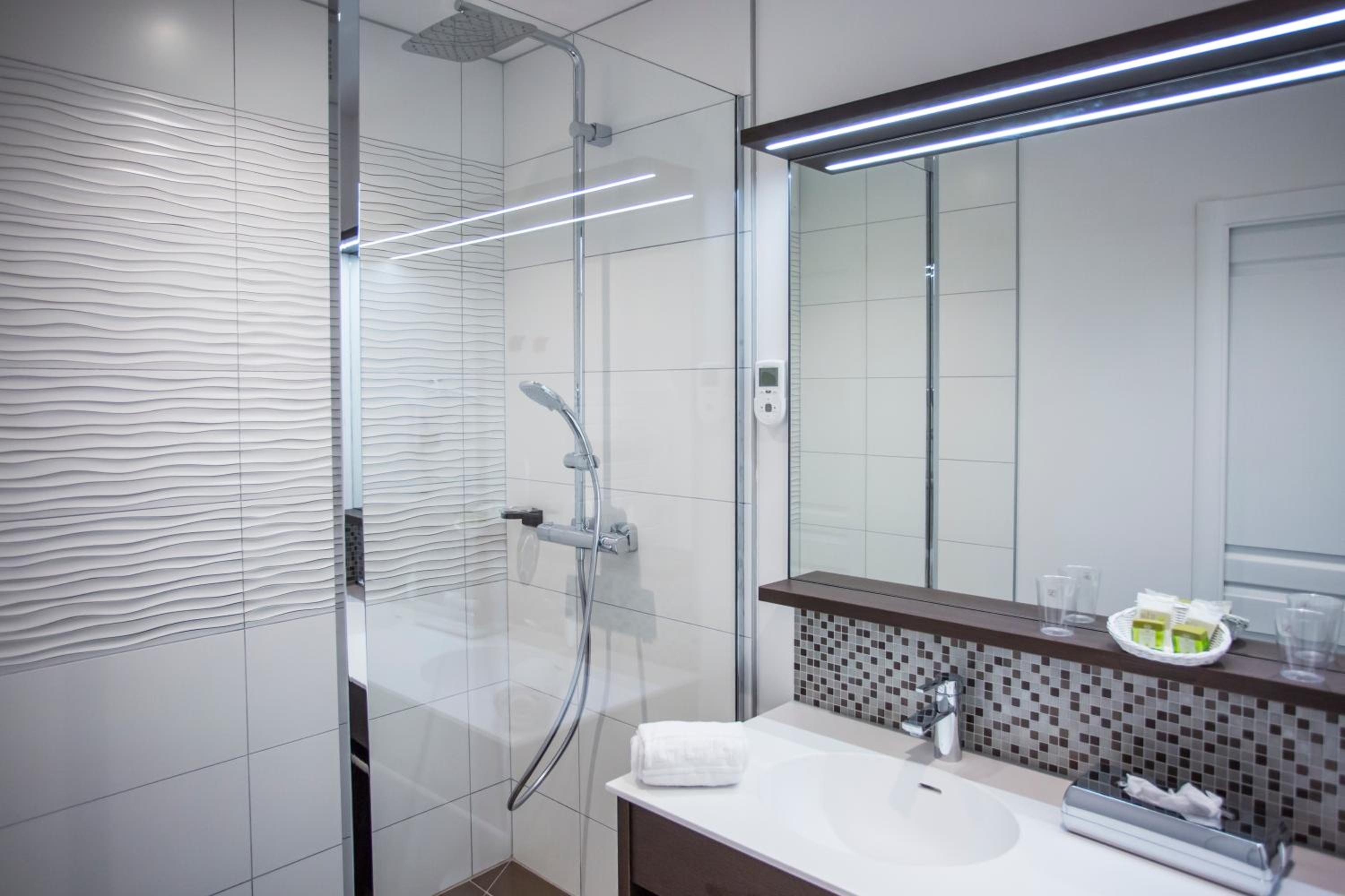 Family Suite with Jacuzzi photo 3