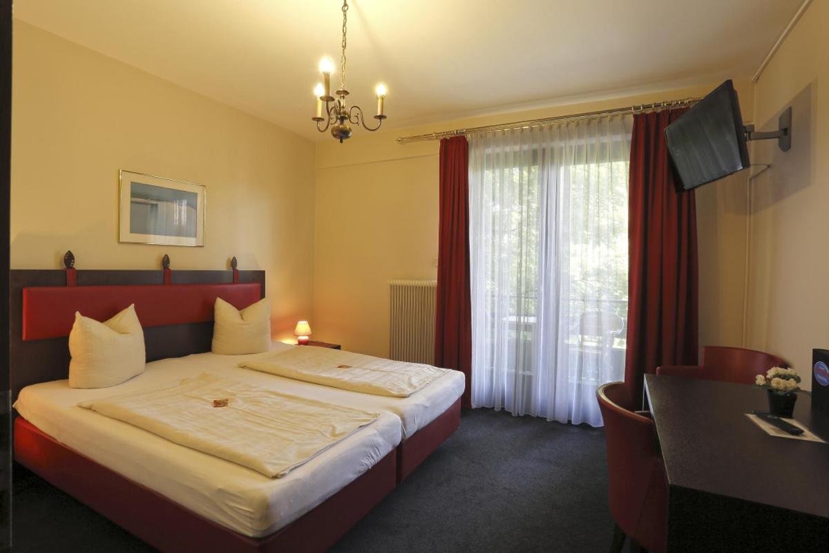 Double Room with Balcony - Photo 16