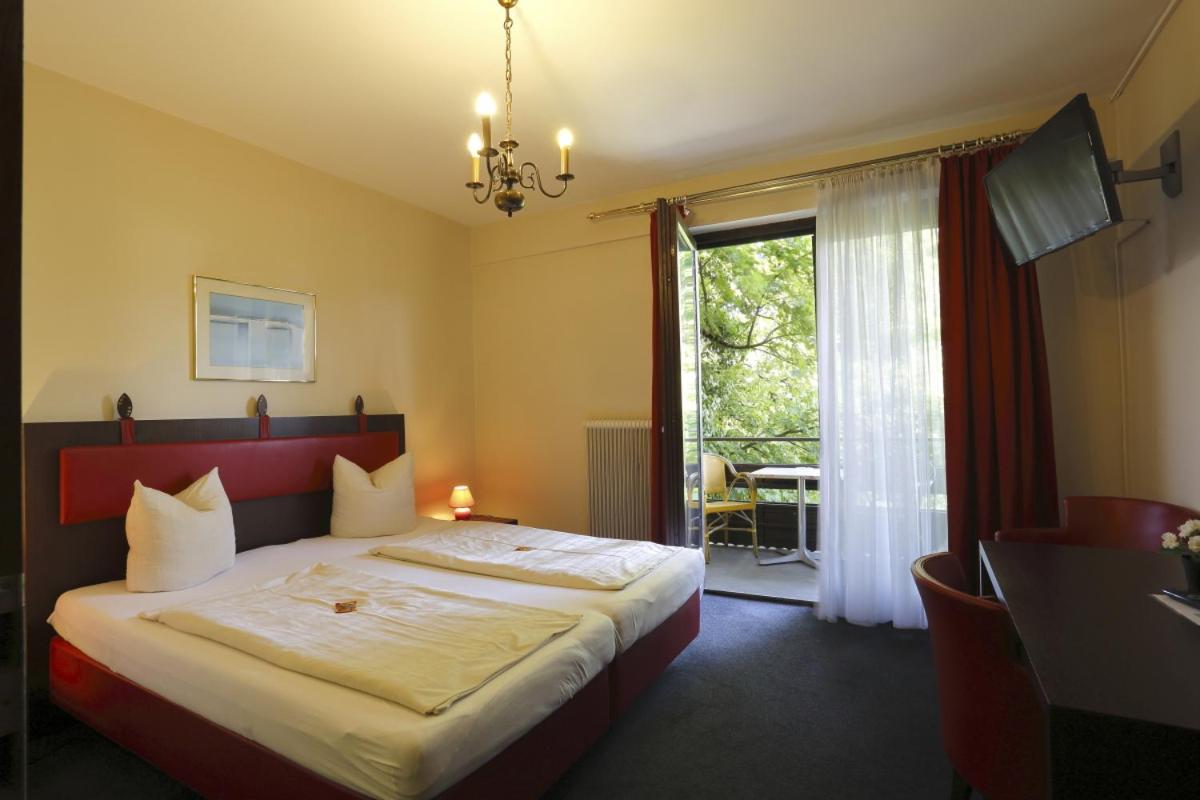 Double Room with Balcony - Photo 15