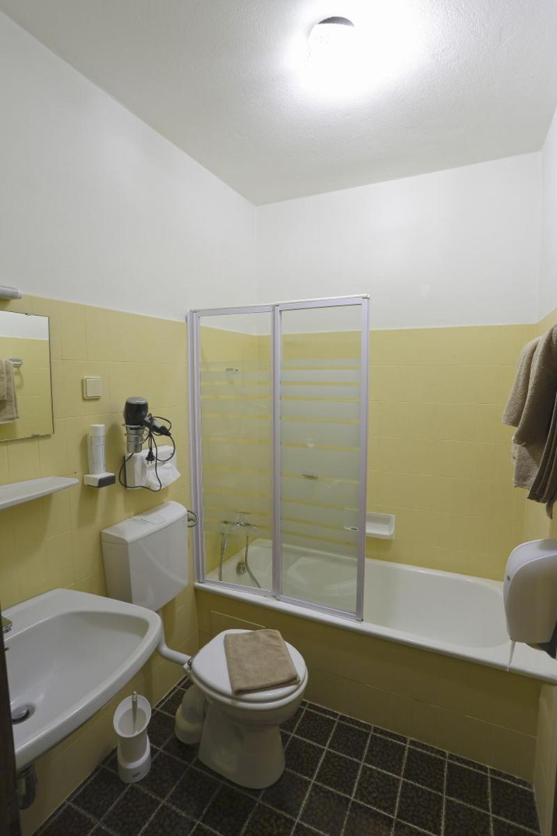 Double Room with Balcony - Photo 14