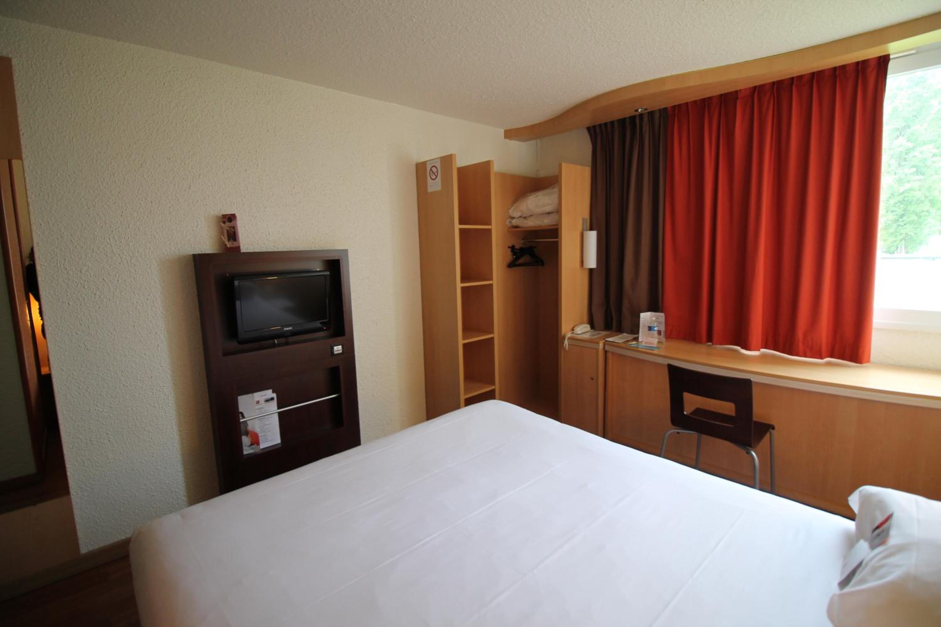 Standard Room with One Double Bed and One Single Bed photo 2