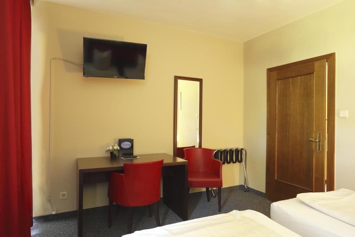 Double Room with Balcony - Photo 11