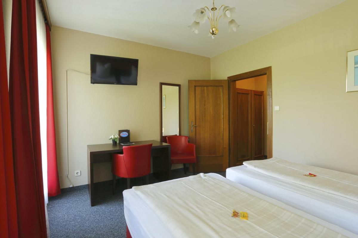 Double Room with Balcony - Photo 8
