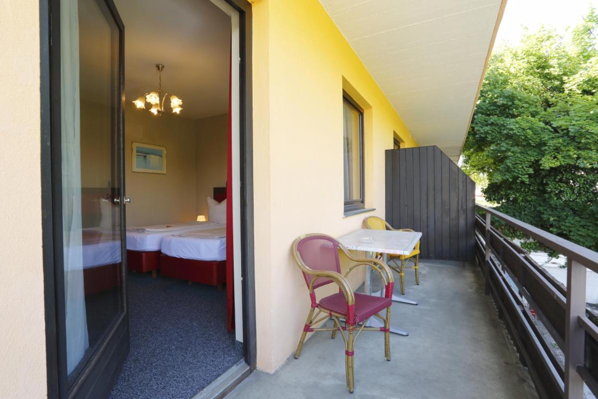 Double Room with Balcony - Photo 10