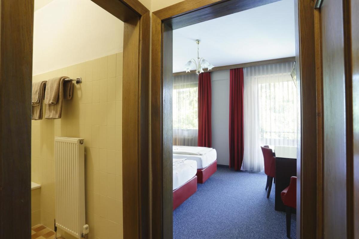 Double Room with Balcony - Photo 9