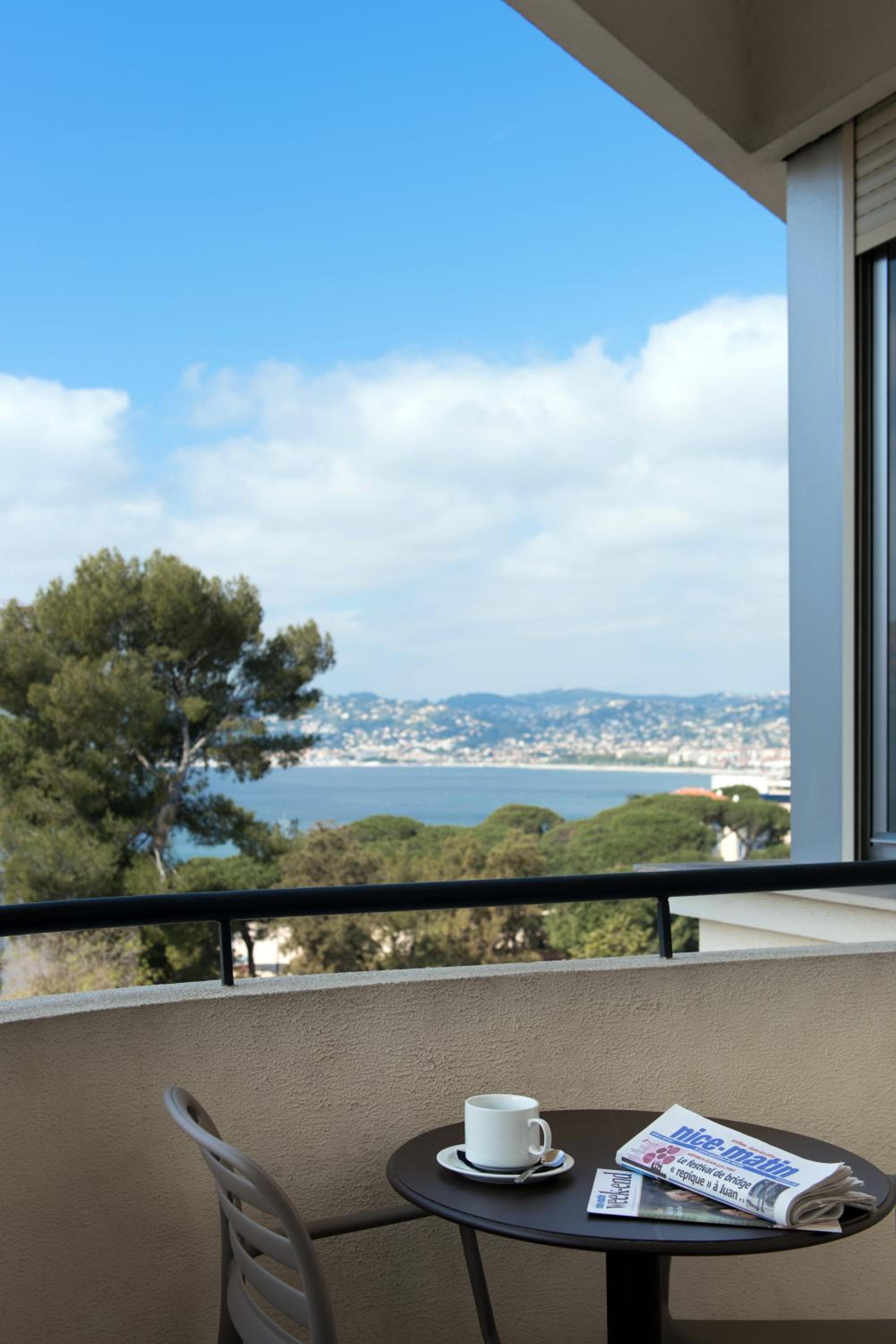 Superior Double Room with a balcony and sea view on upper floors - Photo 8