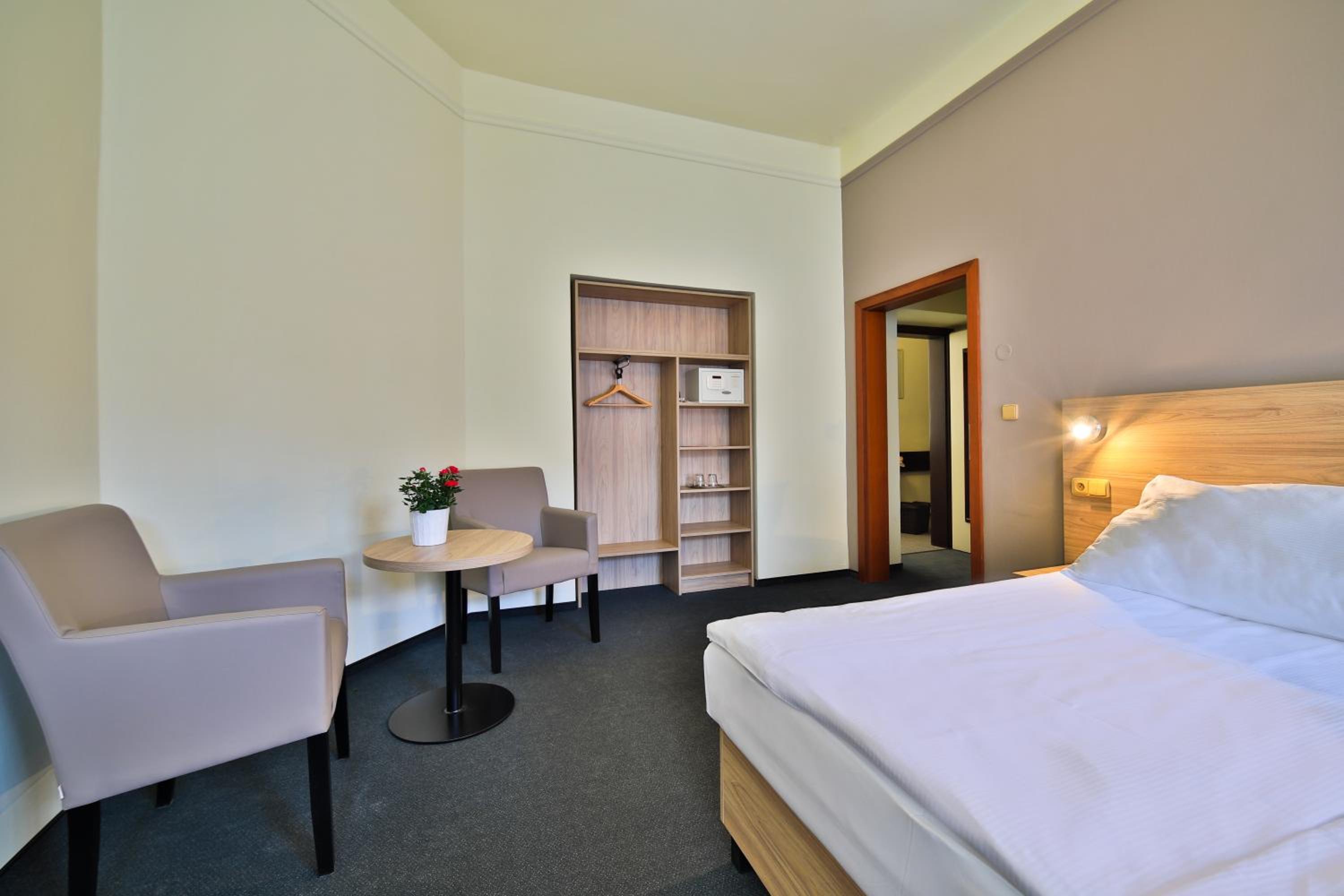 Double or Twin Room - Photo 9