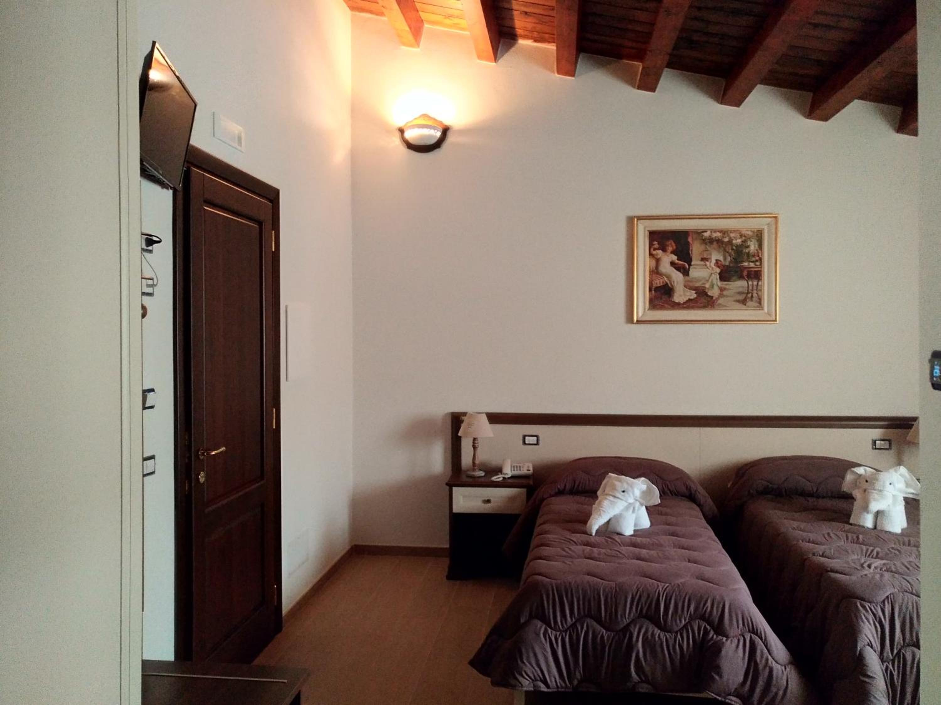 Double or Twin Room photo 3
