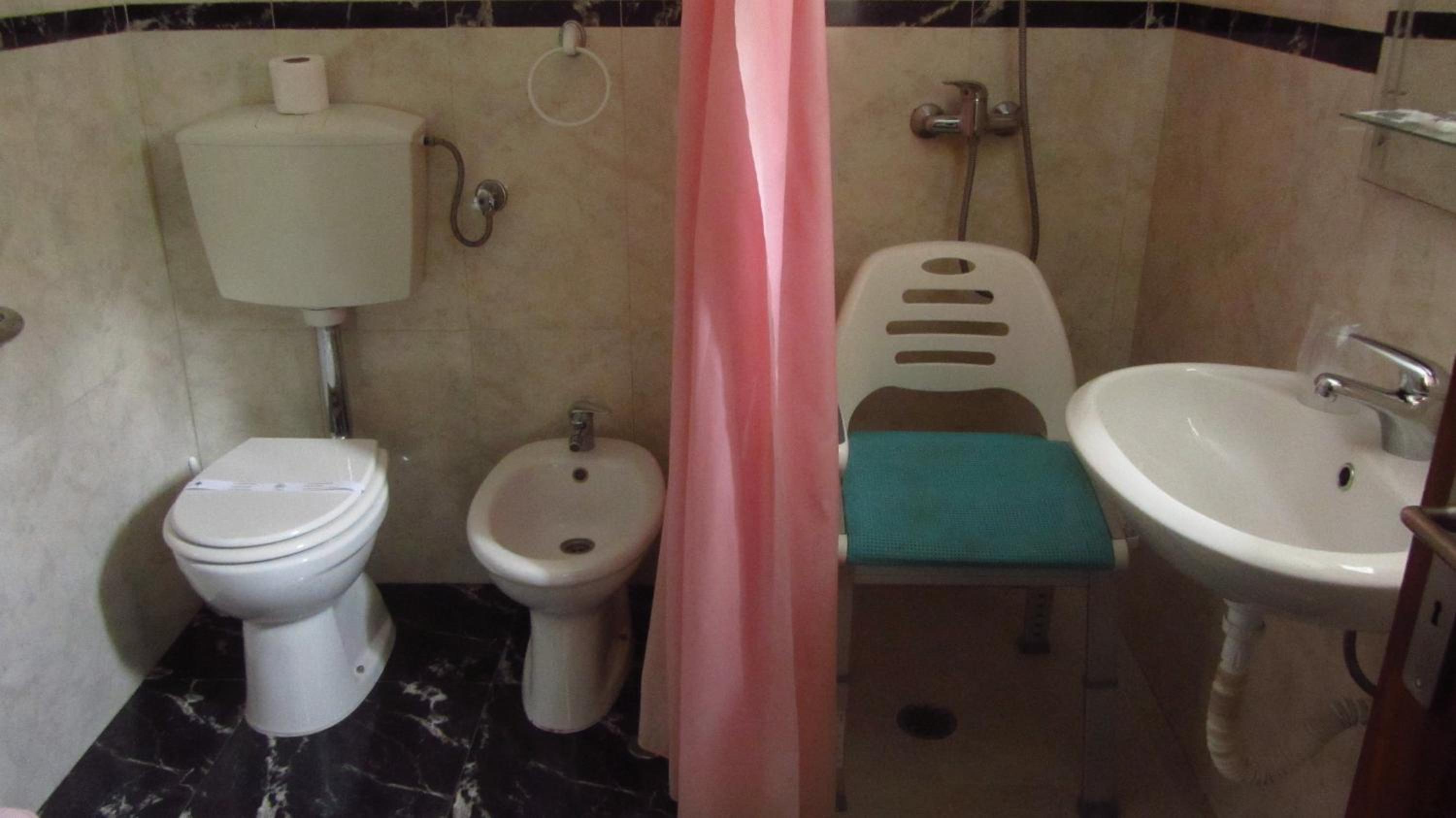 Twin Room - Disability Access - Photo 2