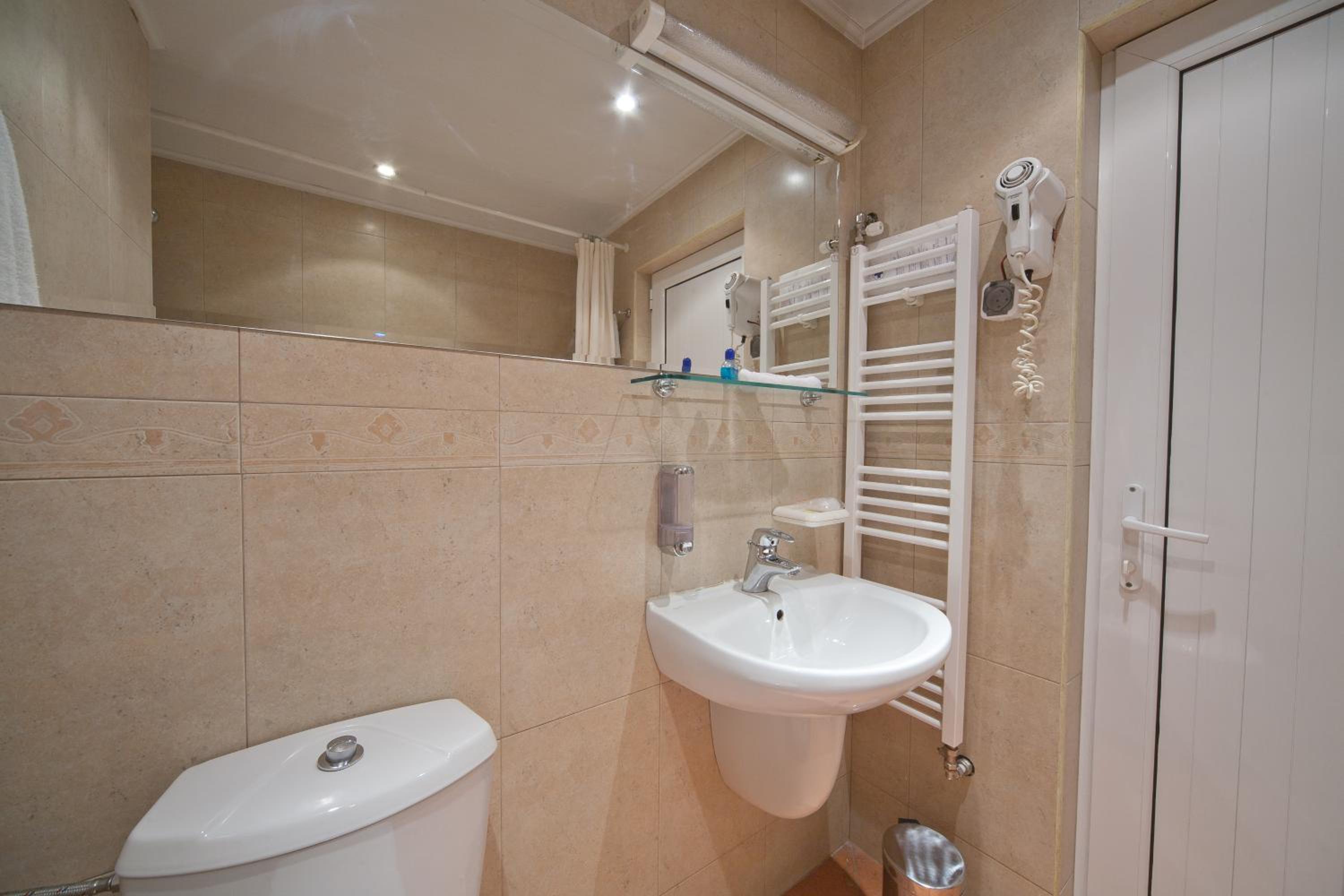 Double or Twin Room - Photo 4