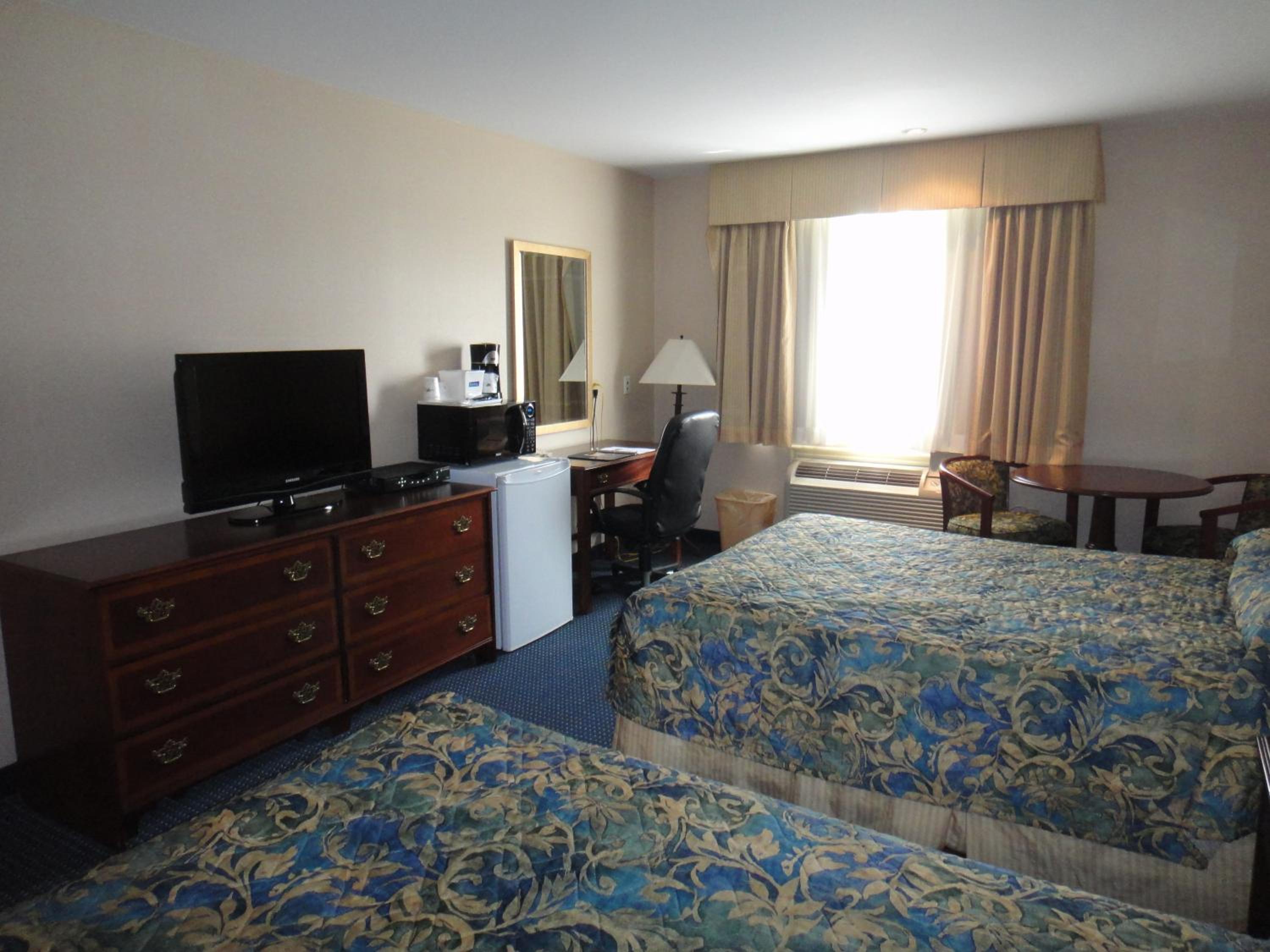 Queen Room with Two Queen Beds - Non-Smoking - Photo 1