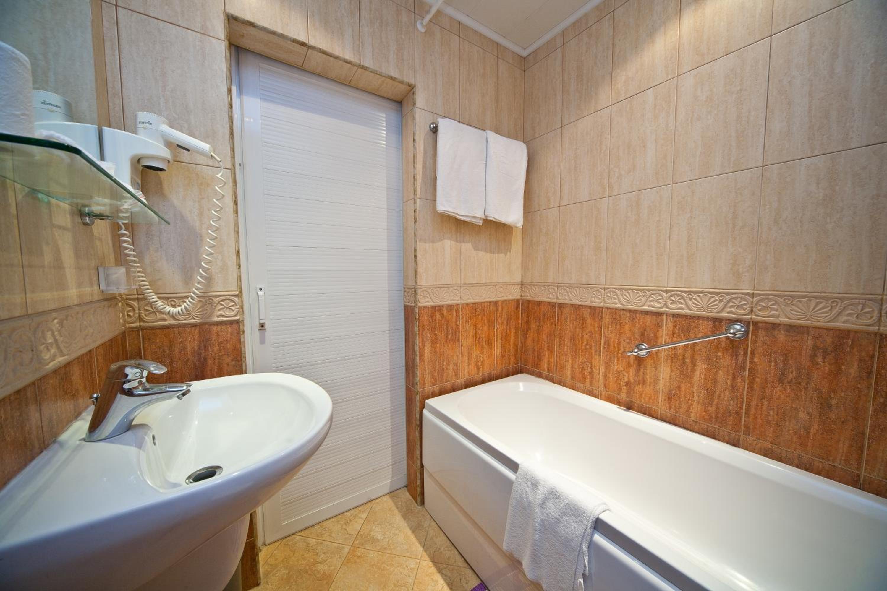 Suite with Bedroom - Photo 8
