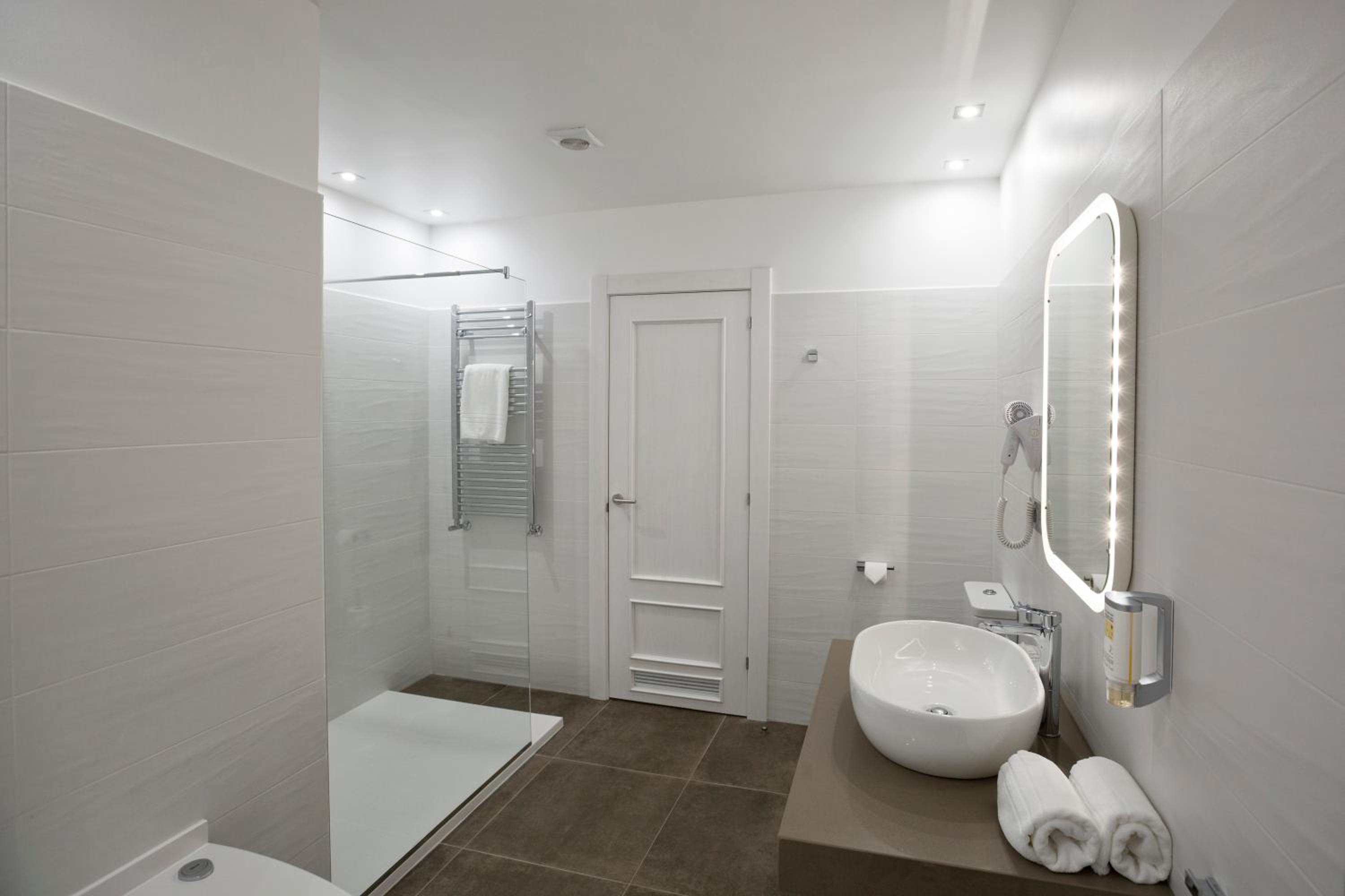 Deluxe Suite with Spa Bath photo 3
