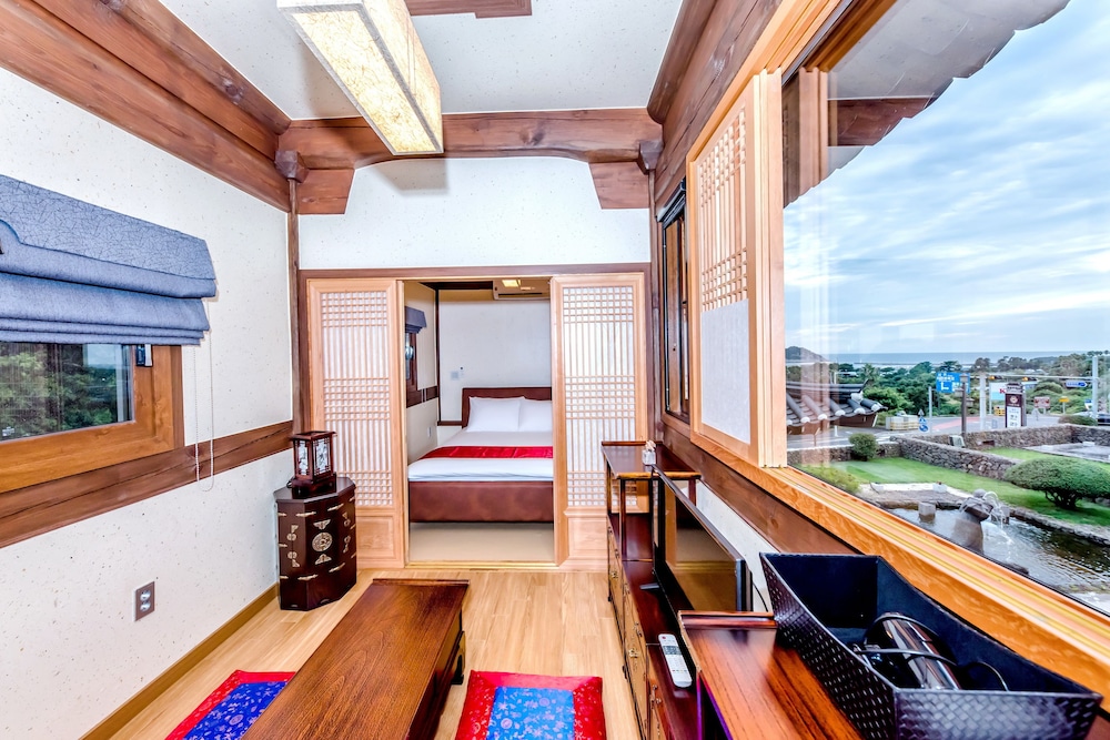 Wol Hwa D (Hanok Building 2F)