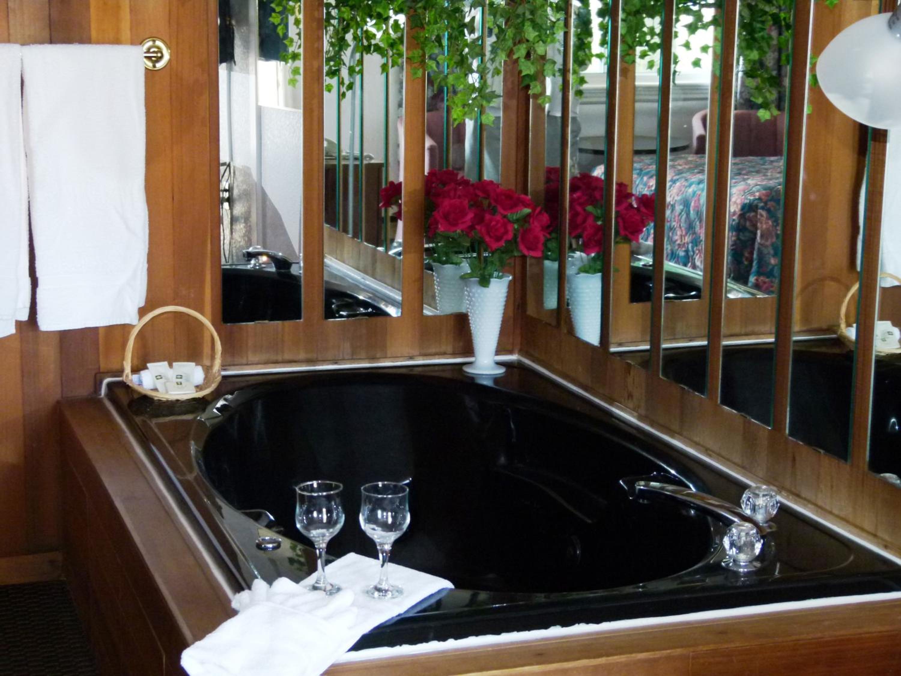 Queen Suite with Spa Bath photo 2