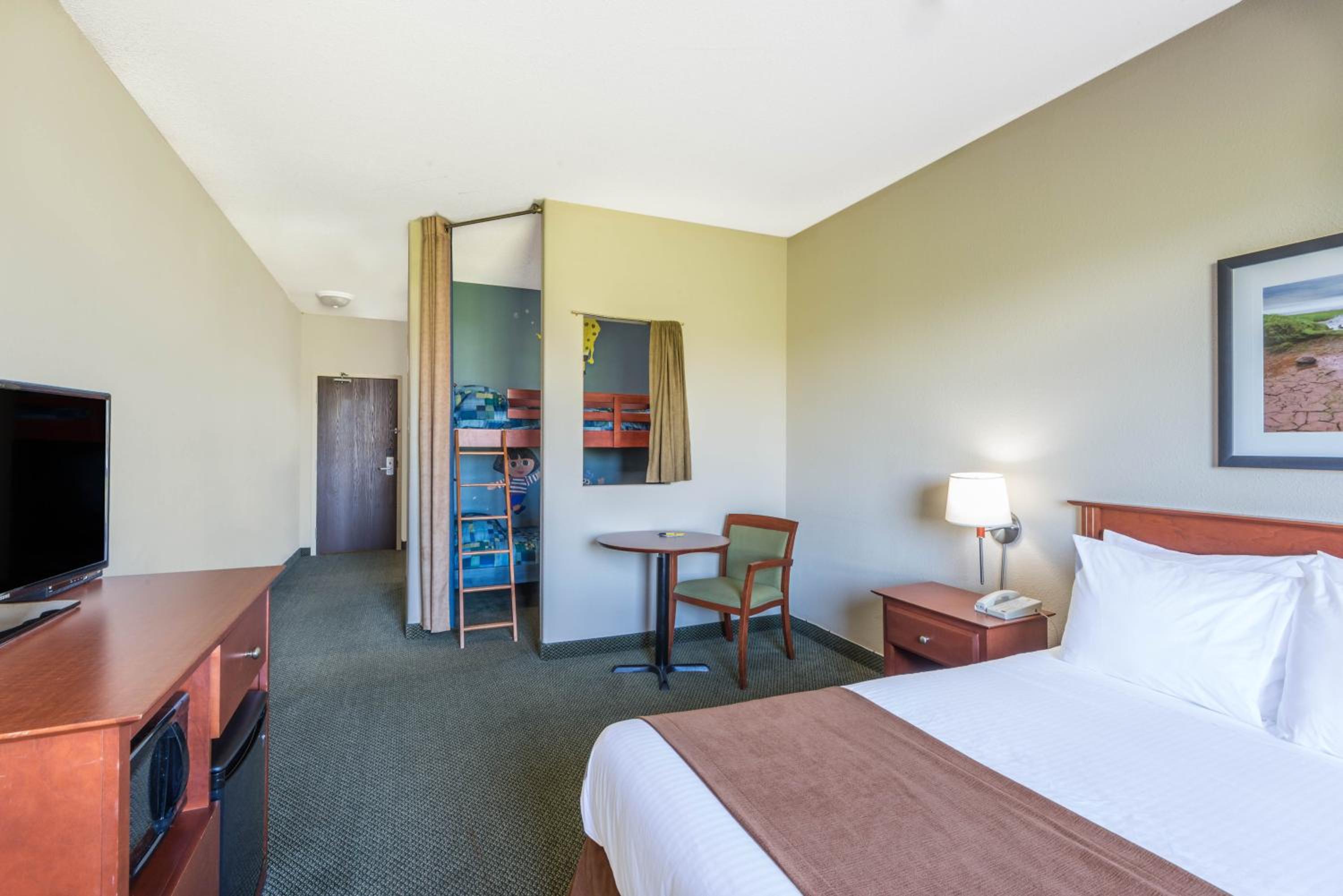Family Room with 1 Queen Bed and 2 Twin Bunk Beds, Non-Smoking - Photo 1