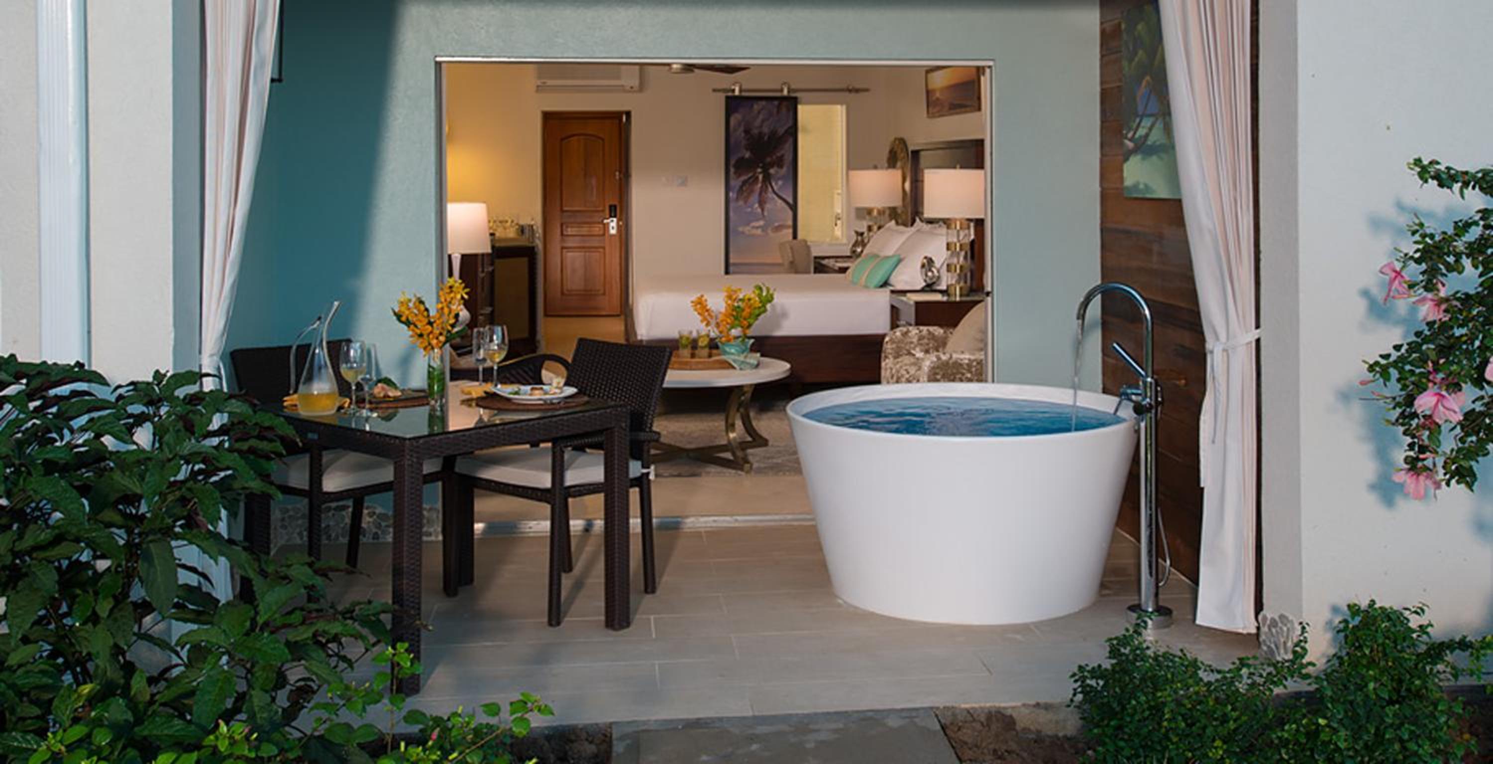 Emerald Beachfront Walkout Club Level Junior Suite with Patio Tranquility Soaking Tub photo 3