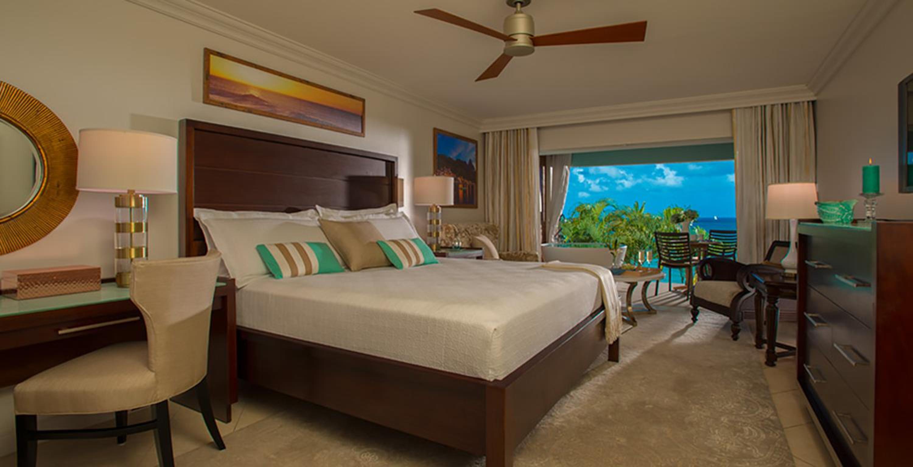 Emerald Beachfront Club Level Junior Suite with Balcony Tranquility Soaking Tub photo 3