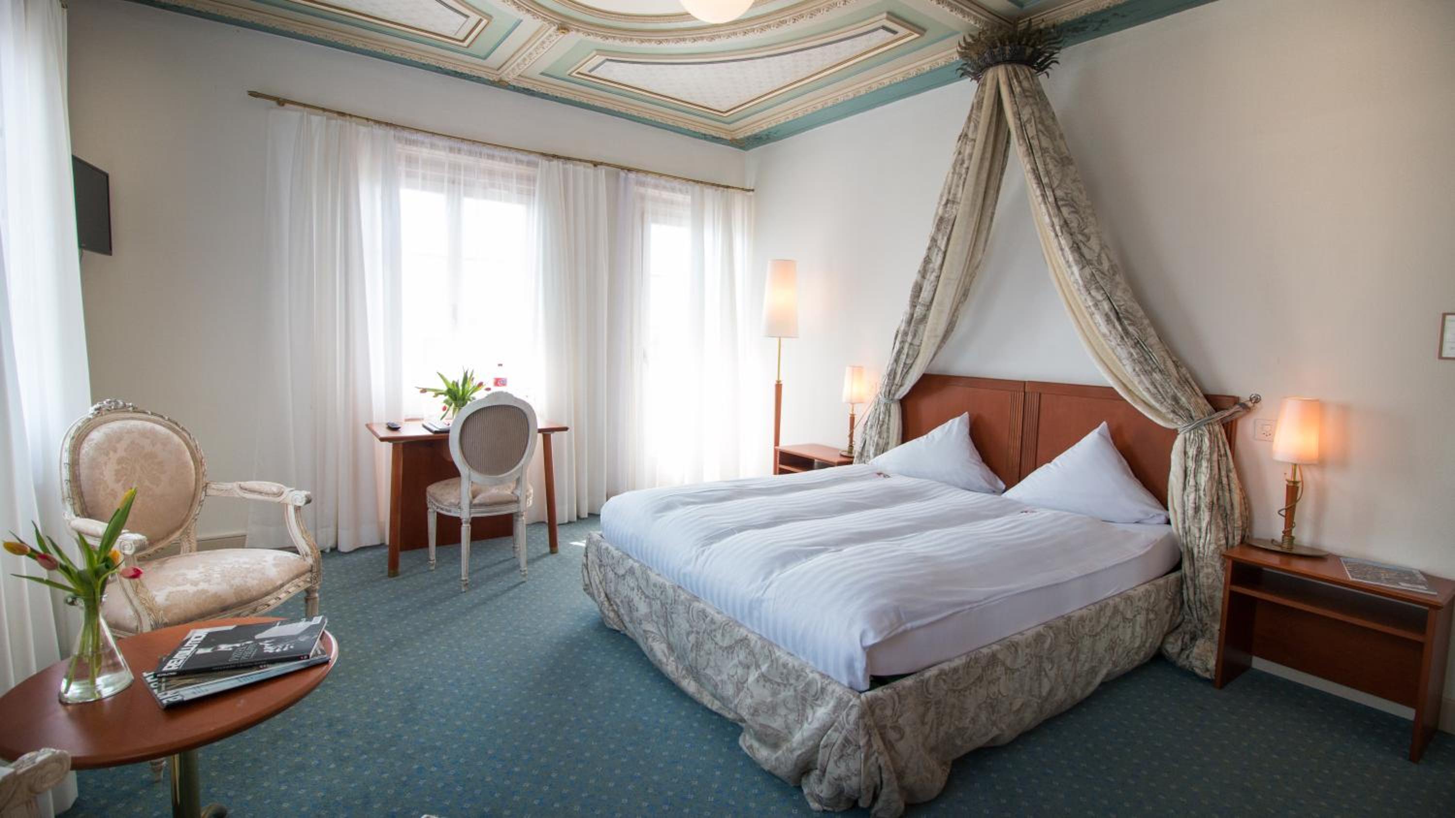 Double Room with Lake View - Photo 6