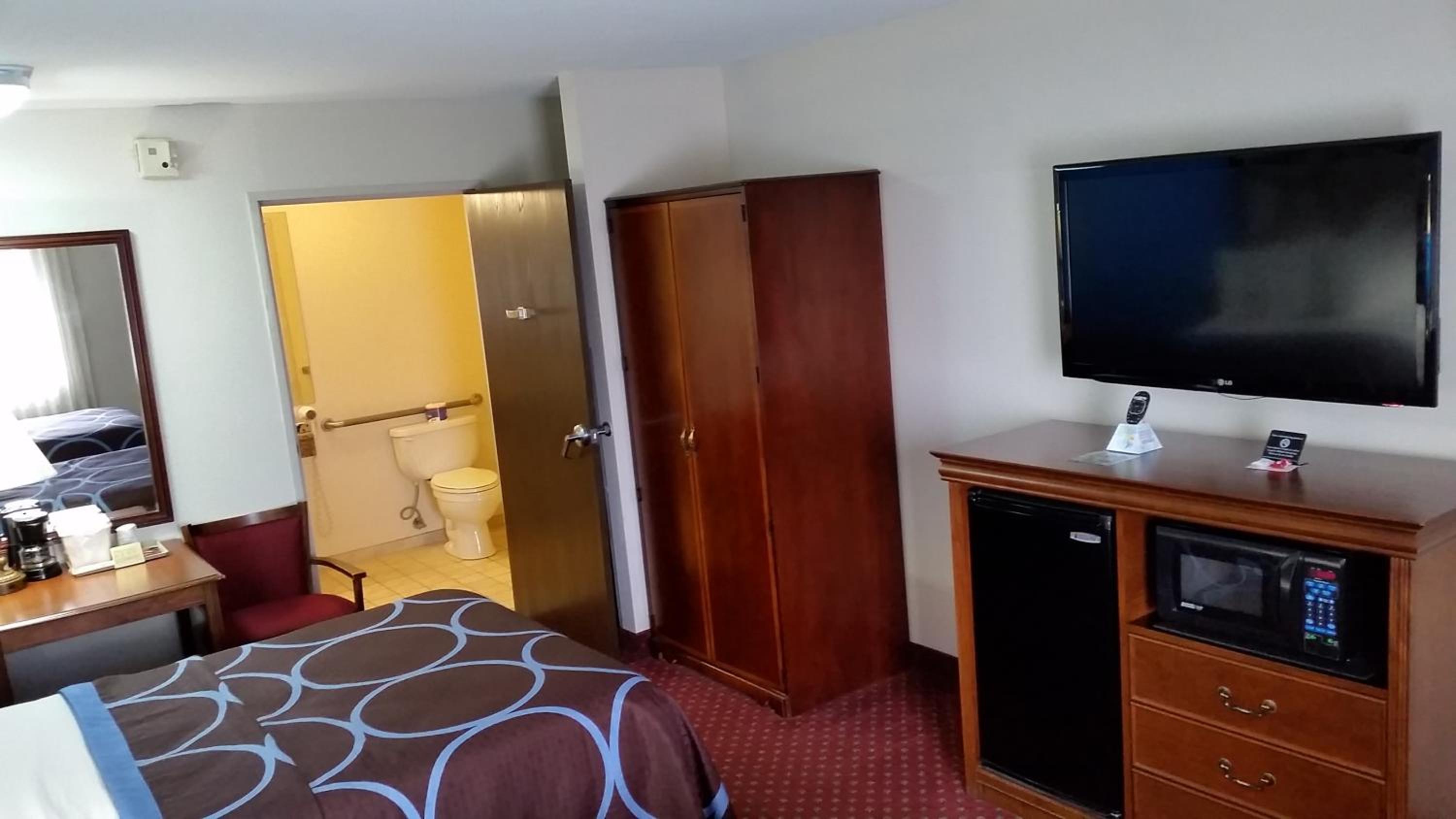Double Room with Two Double Beds and Roll-in Shower - Mobility Access/Non-Smoking photo 2