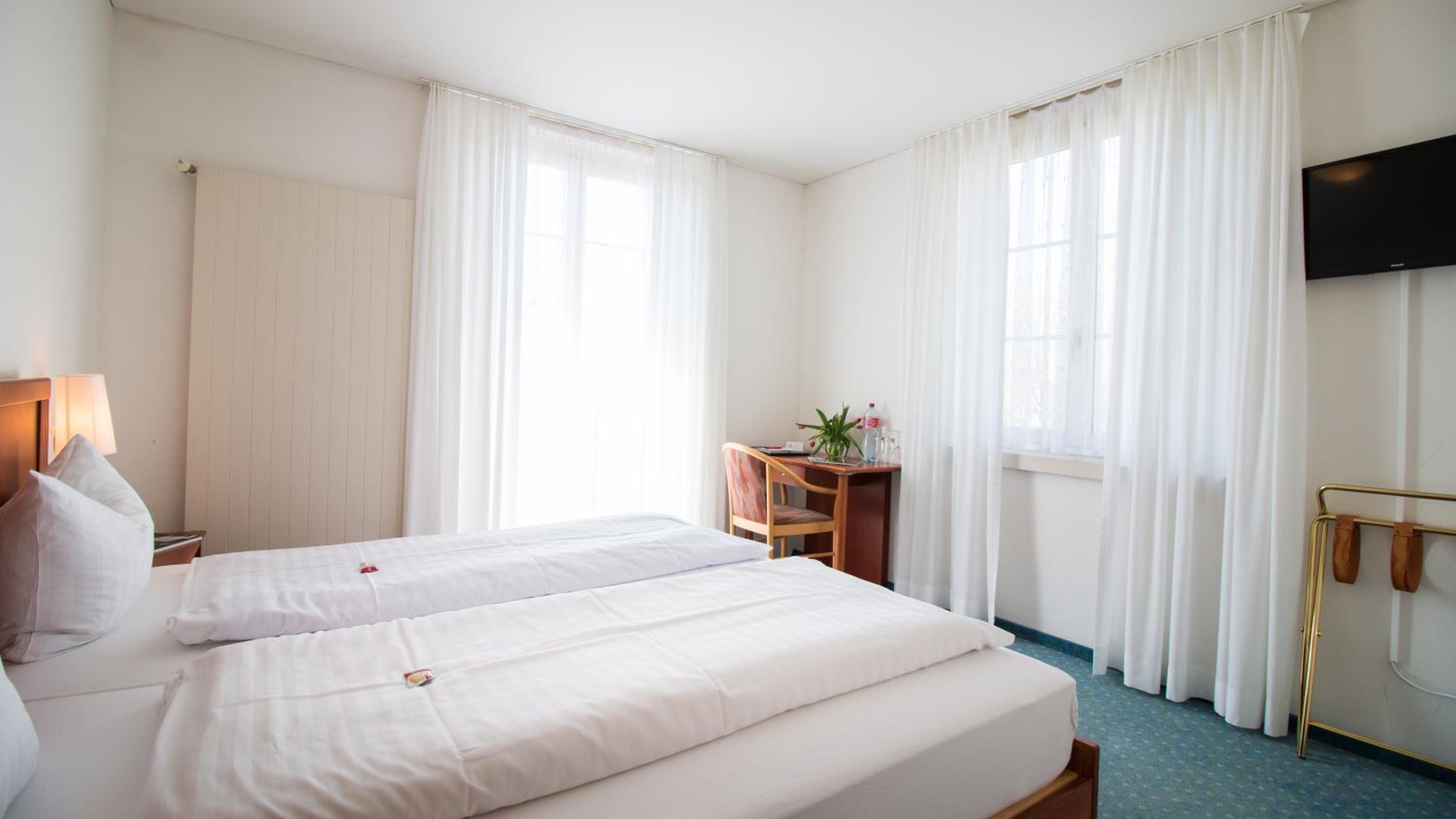 Double Room with Lake View - Photo 3