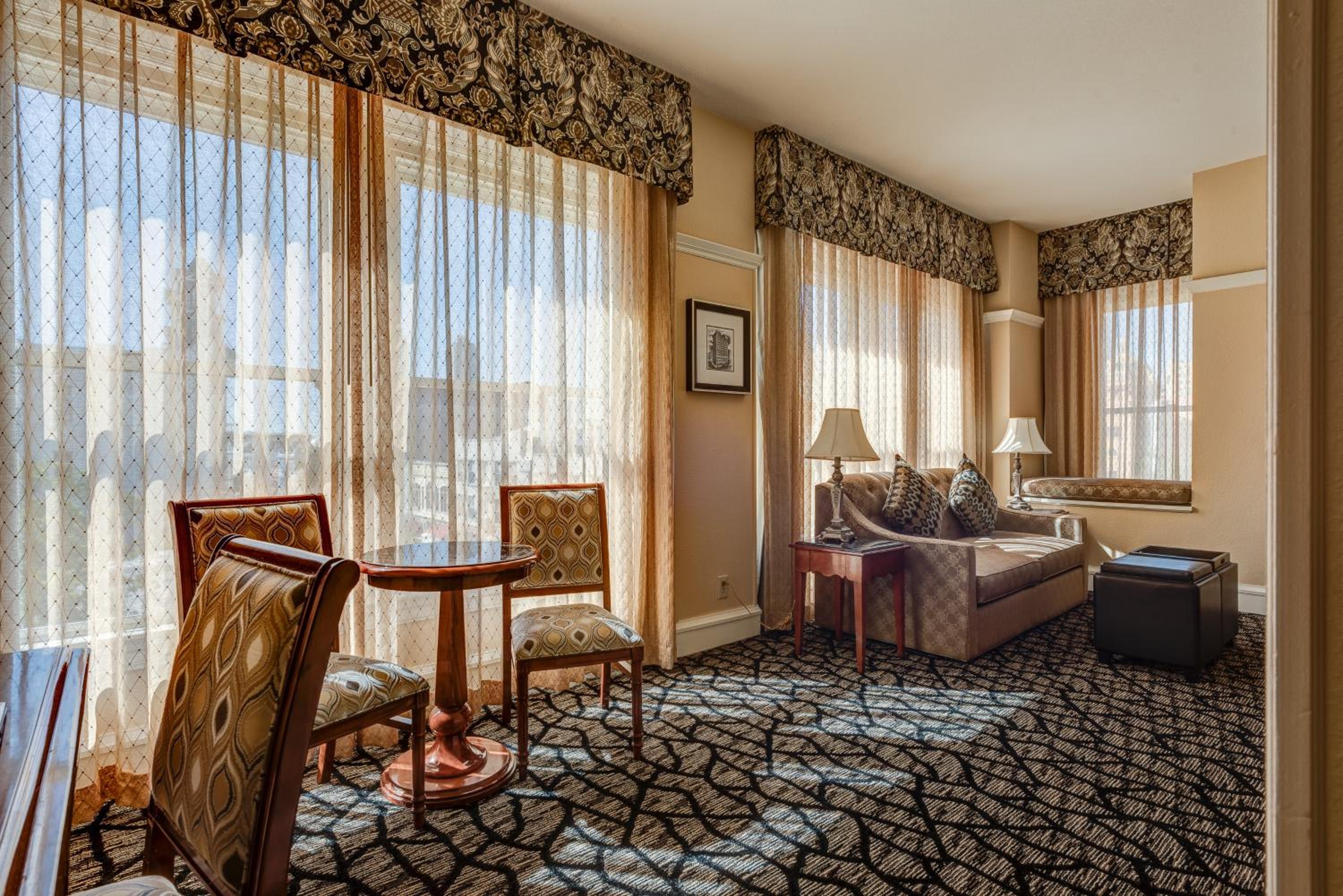 One-Bedroom Suite - Photo 6