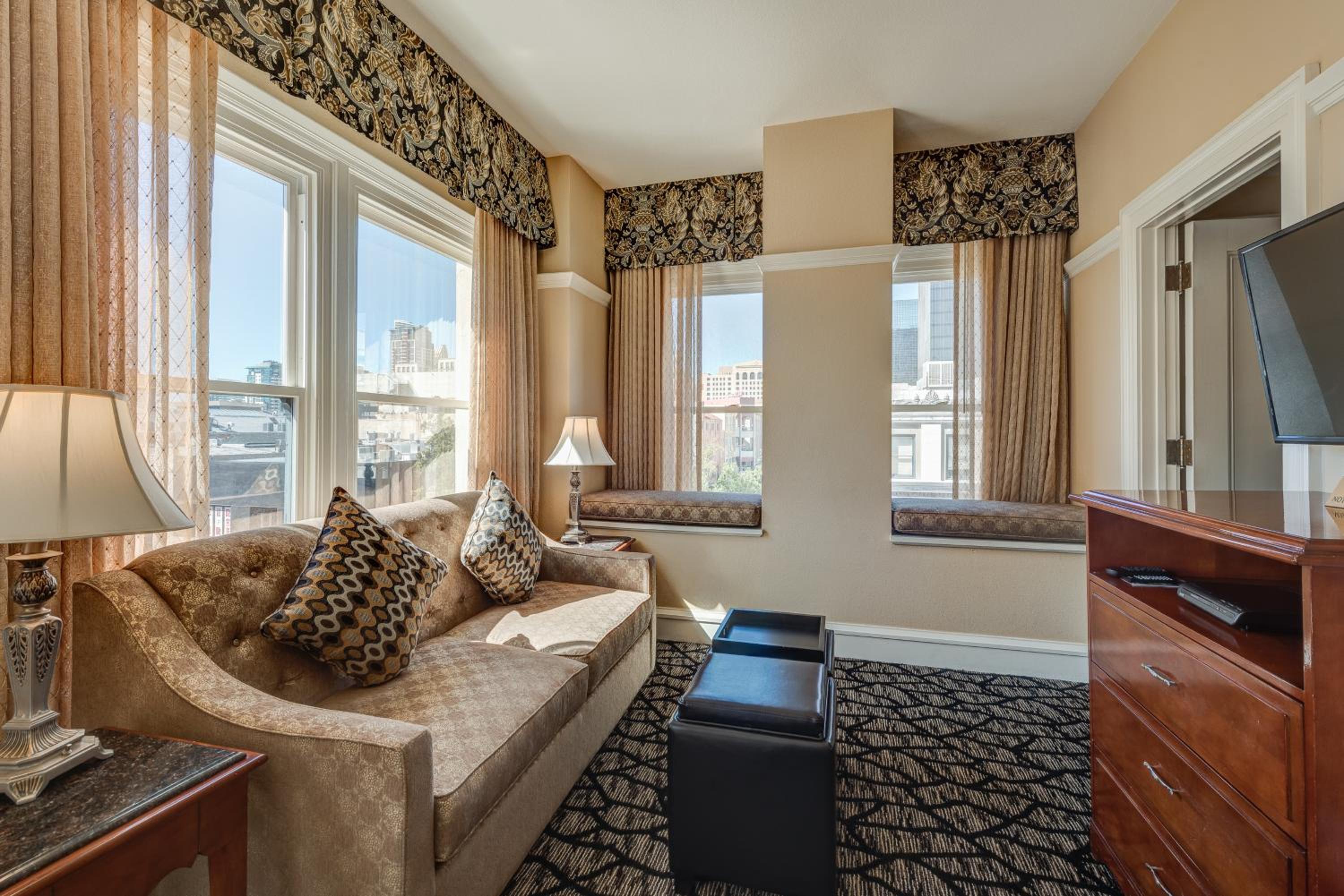 One-Bedroom Suite - Photo 5