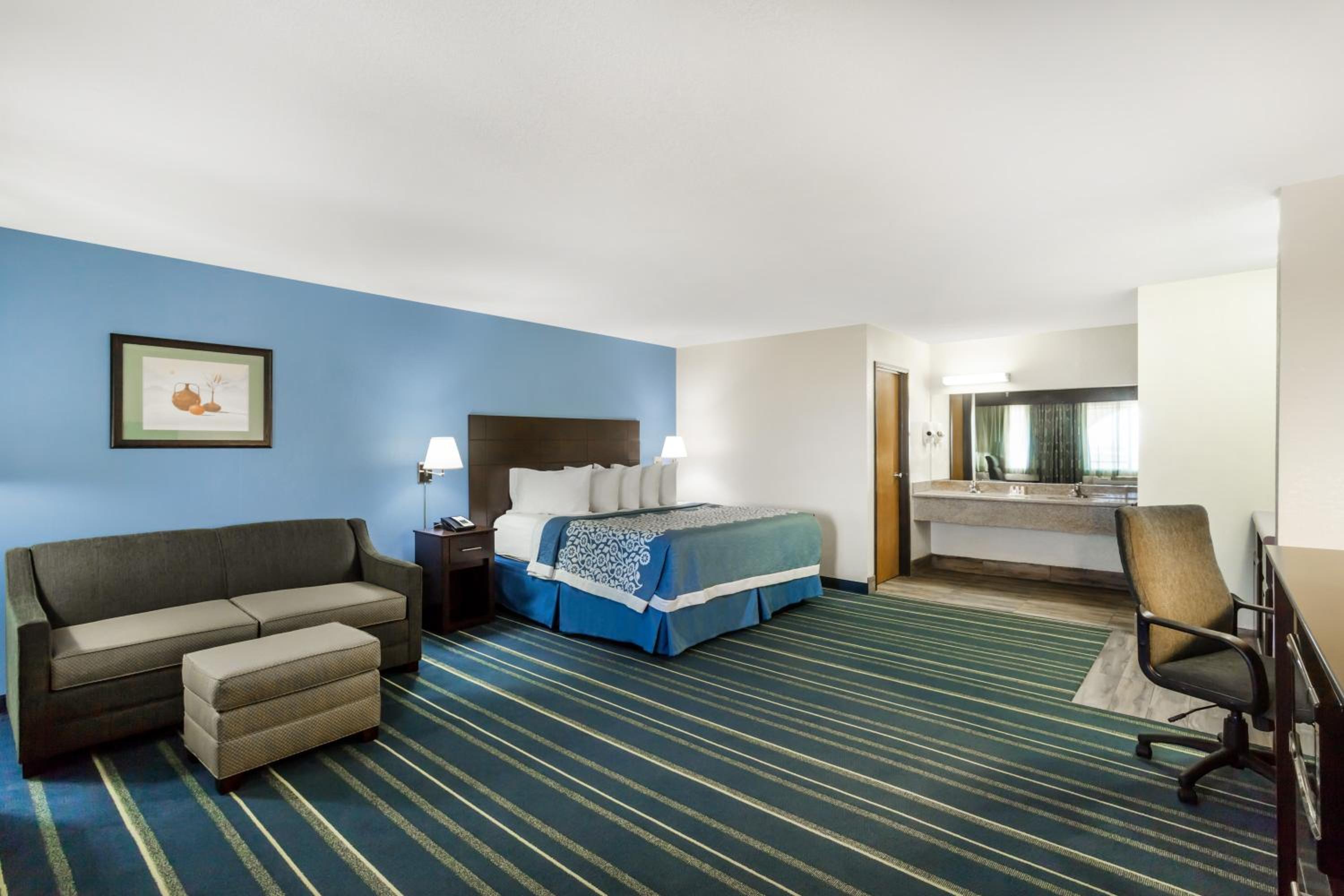 One-Bedroom Queen Suite - Non-Smoking - Photo 3
