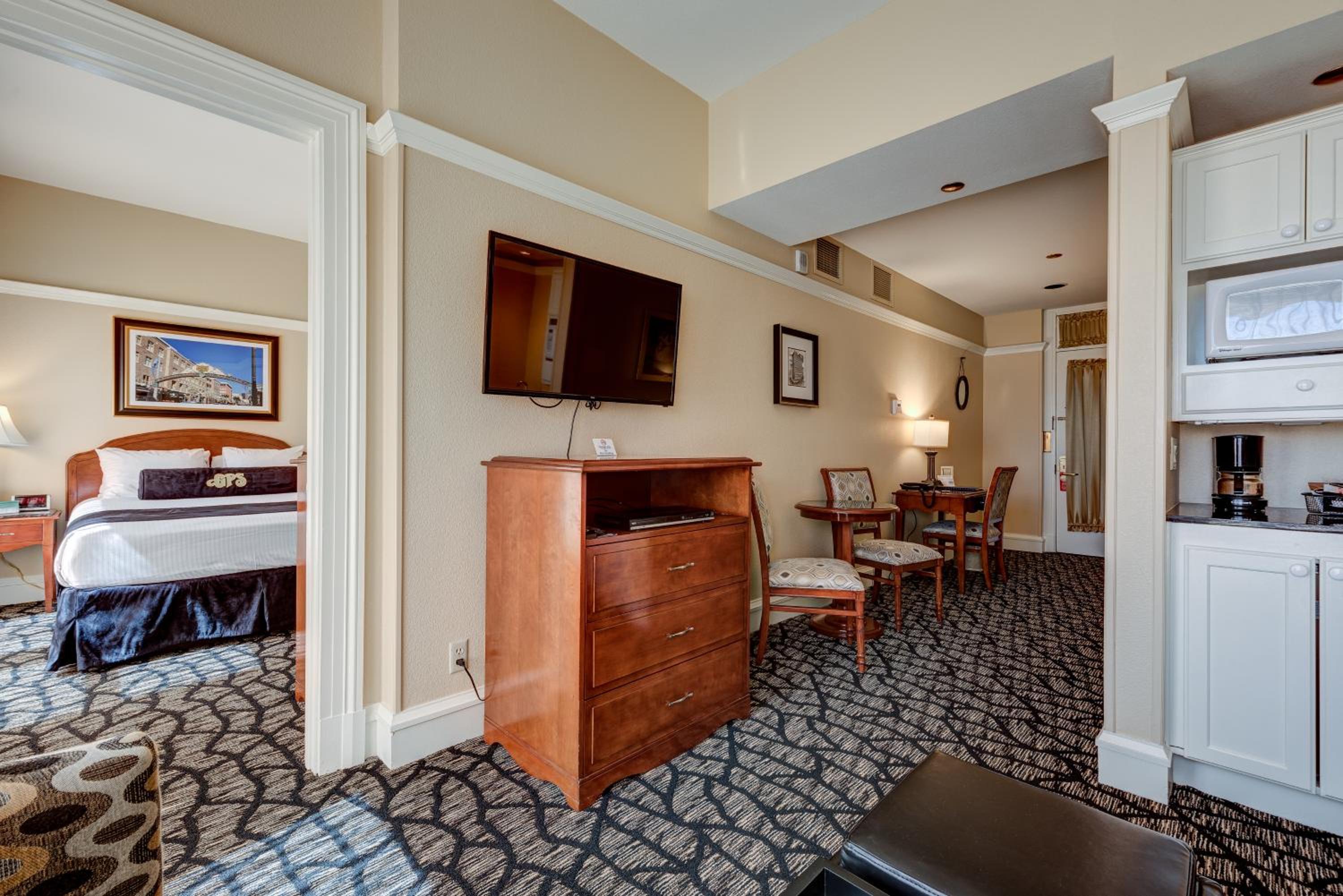 One-Bedroom Suite - Photo 3