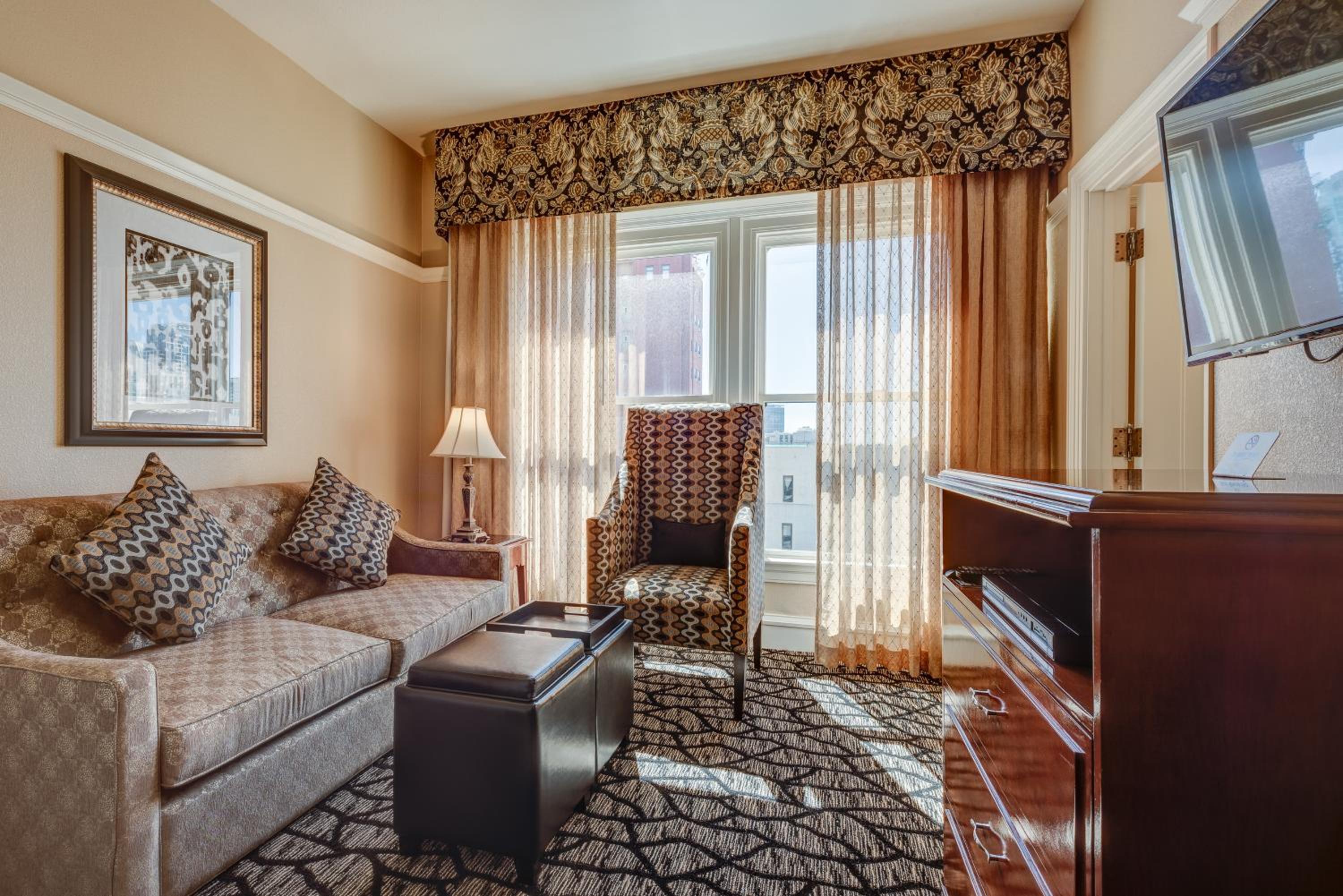 One-Bedroom Suite - Photo 2