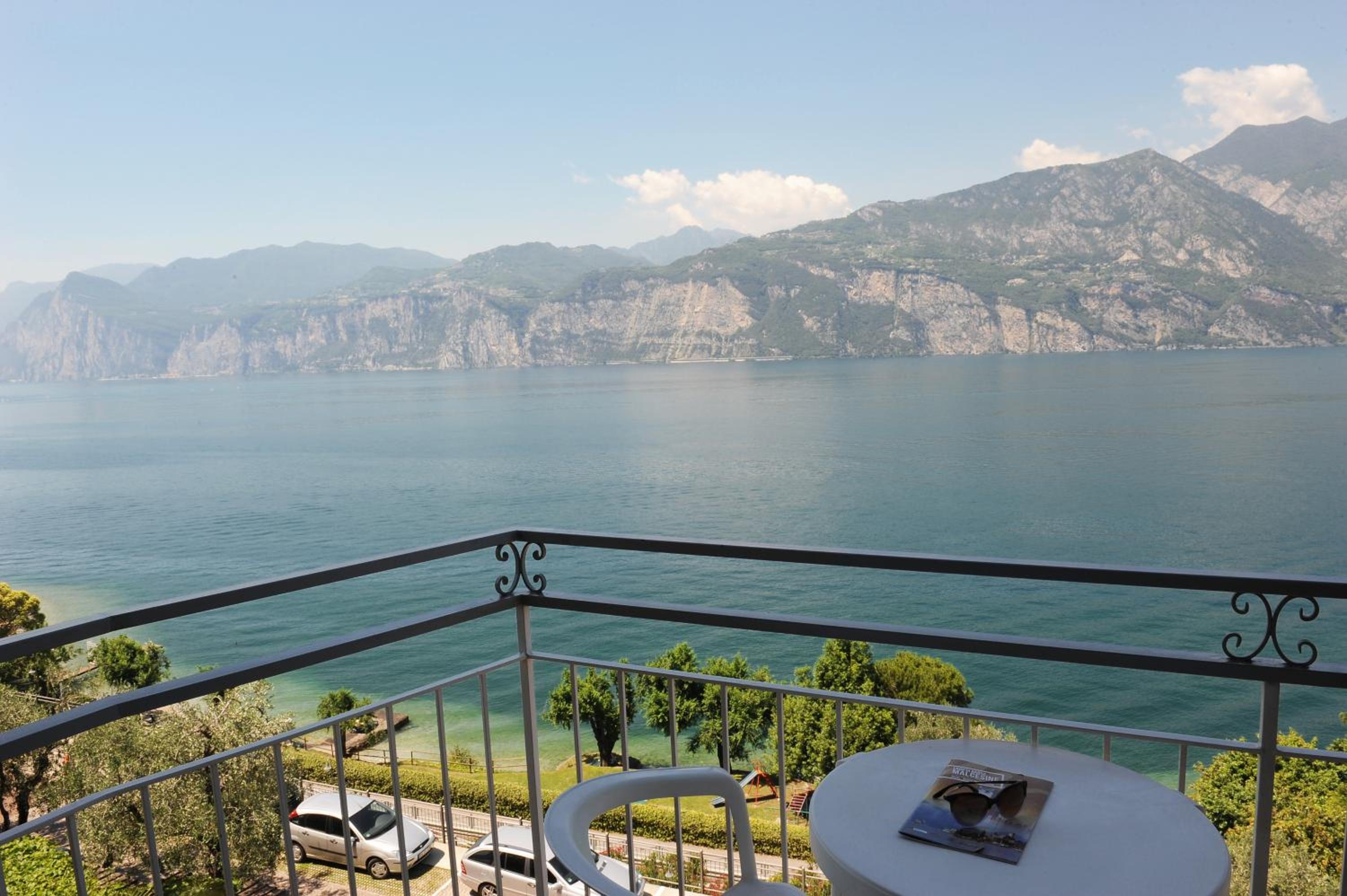 Double or Twin Room with Balcony and Lake View photo 2