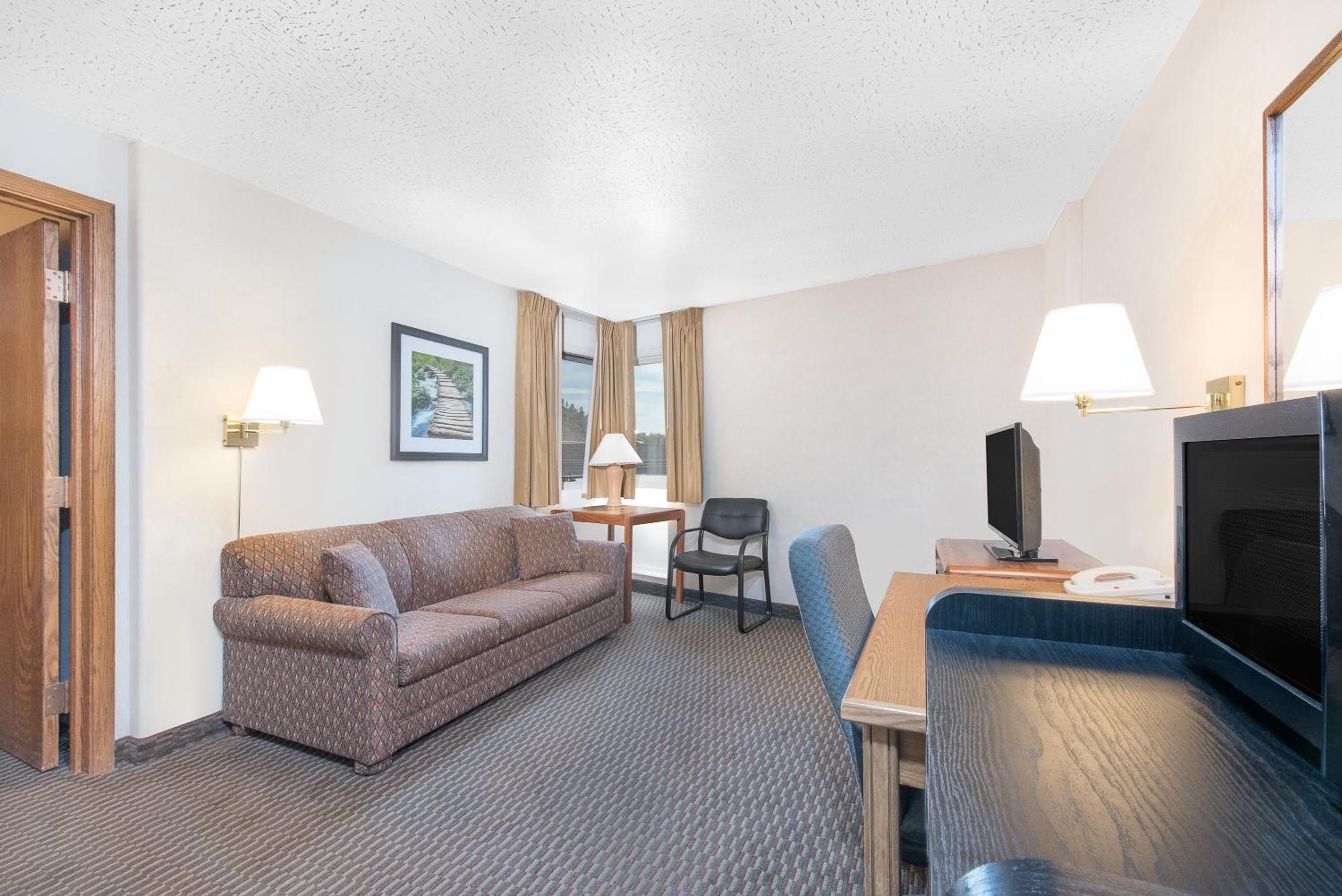 One-Bedroom King Suite - Non-Smoking - Photo 4