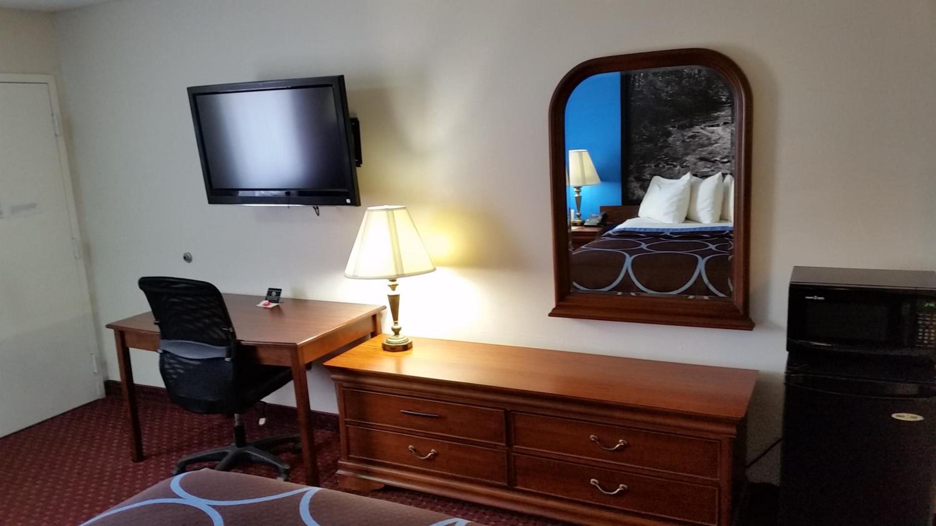 Queen Room - Non-Smoking photo 3