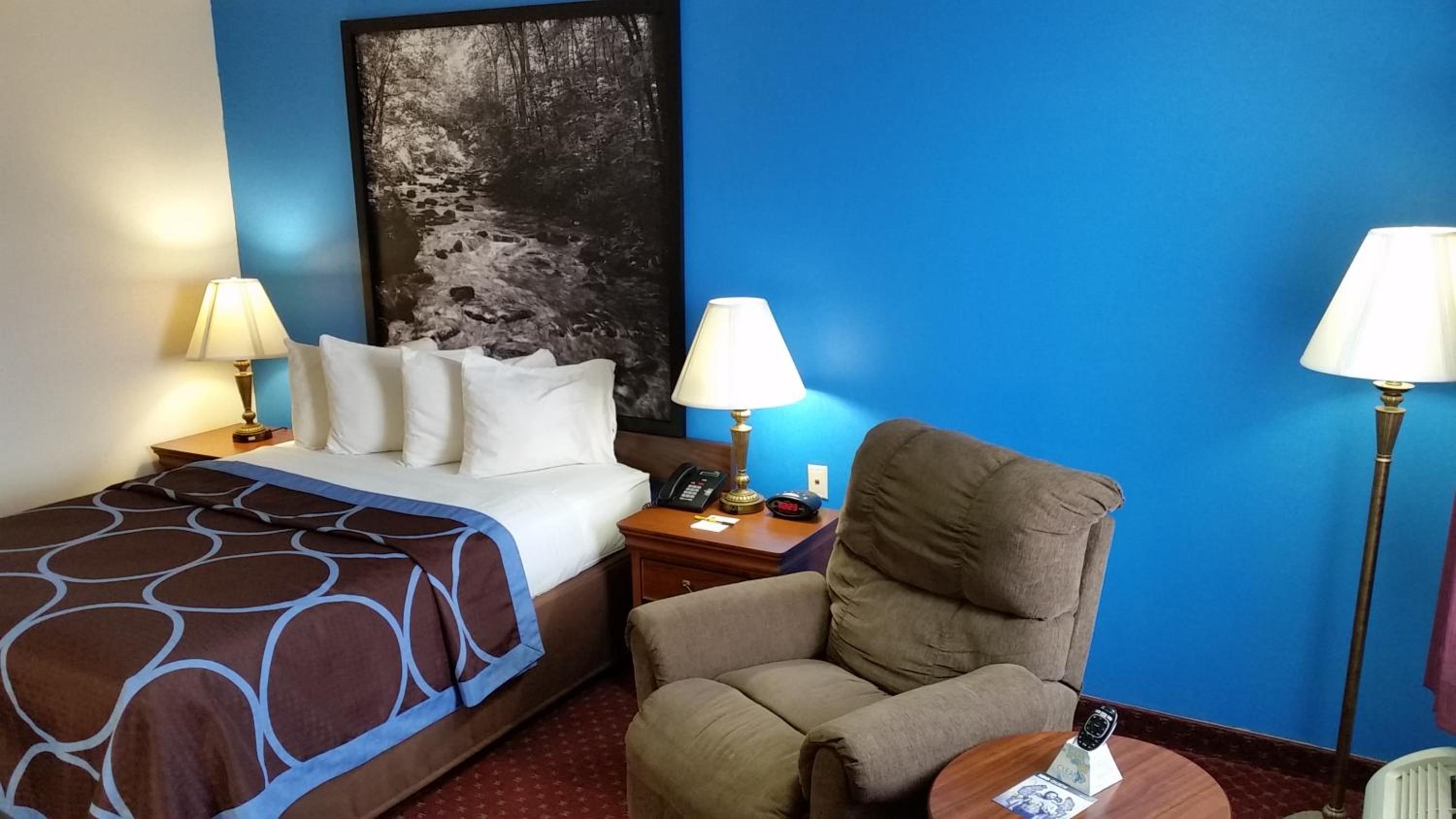 Queen Room - Non-Smoking photo 1