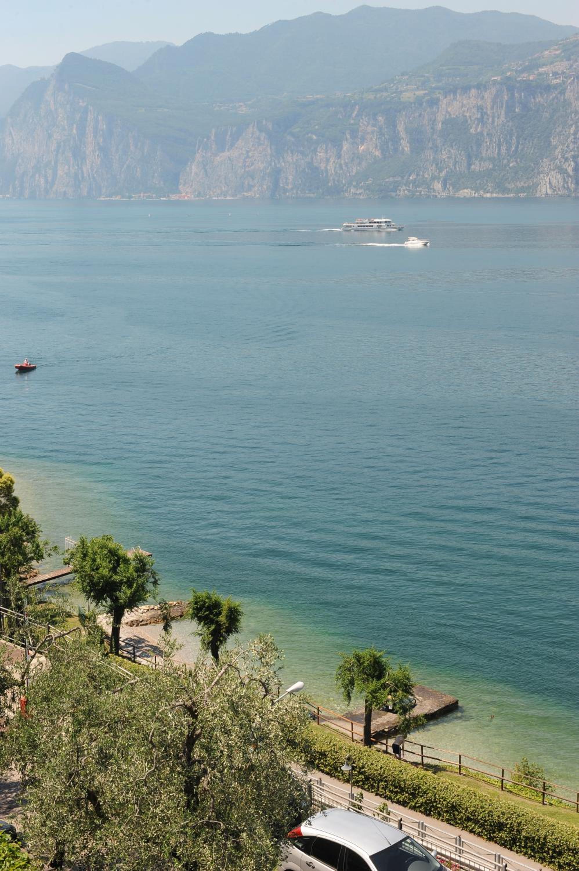 Double or Twin Room with Lake View photo 3