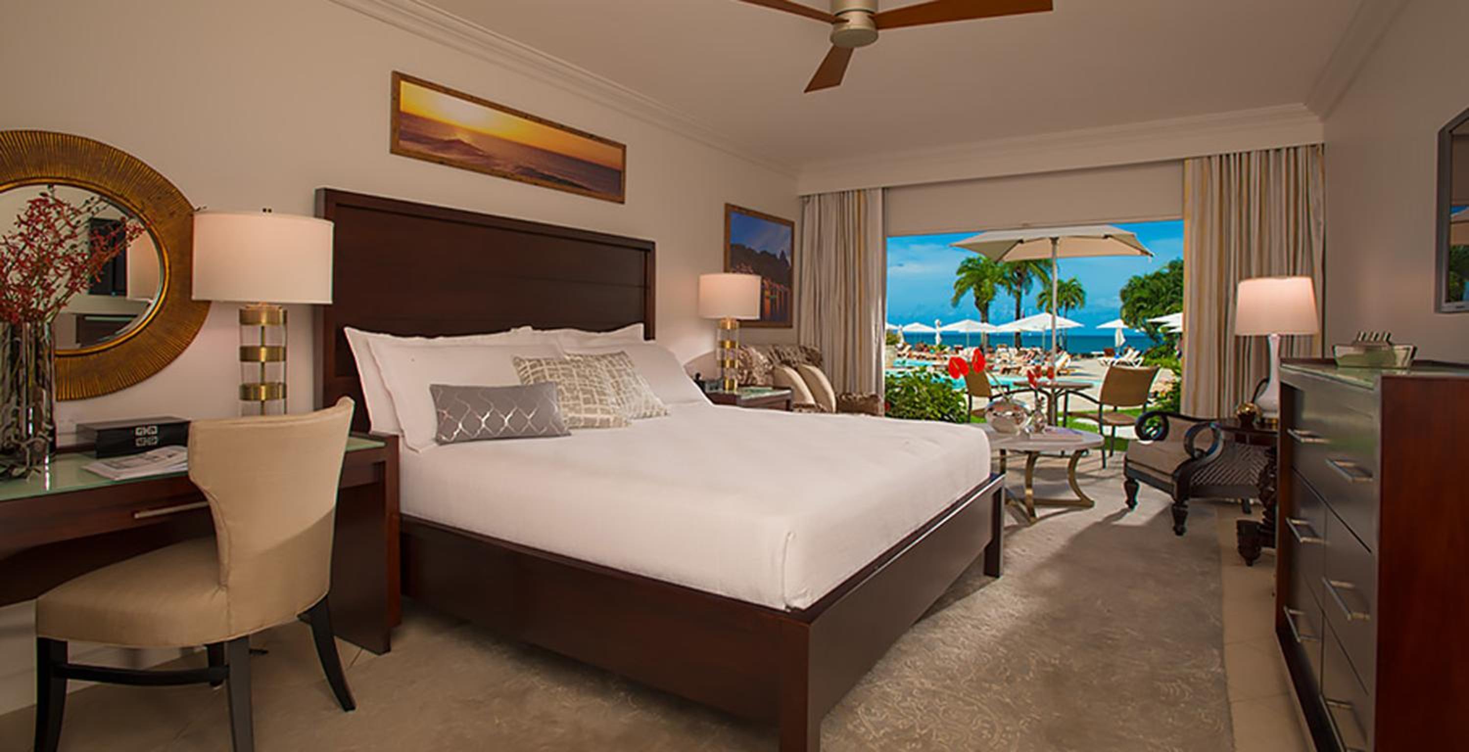 Emerald Oceanview Walkout Room photo 3