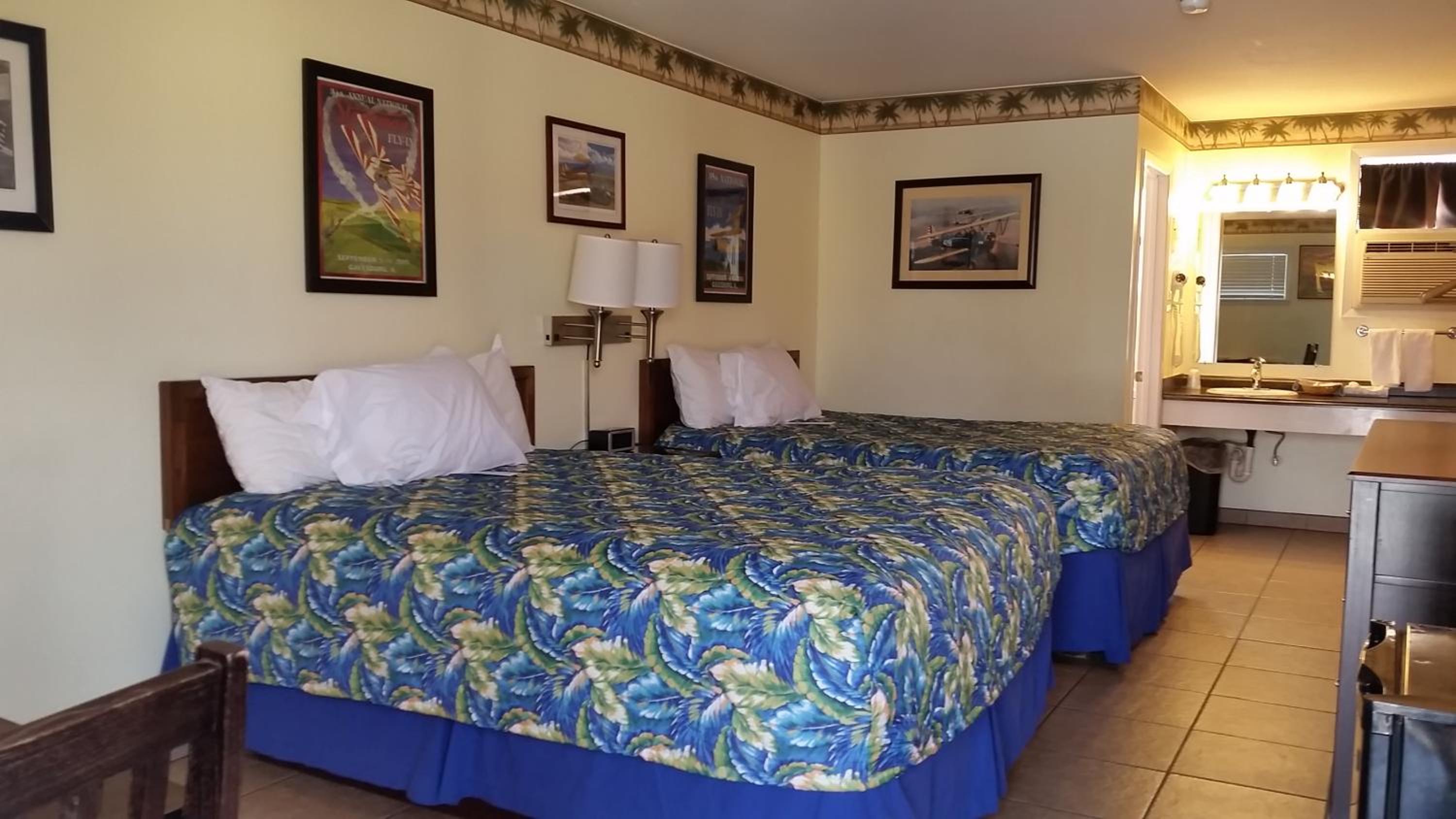 Queen Room with Two Queen Beds - Photo 7