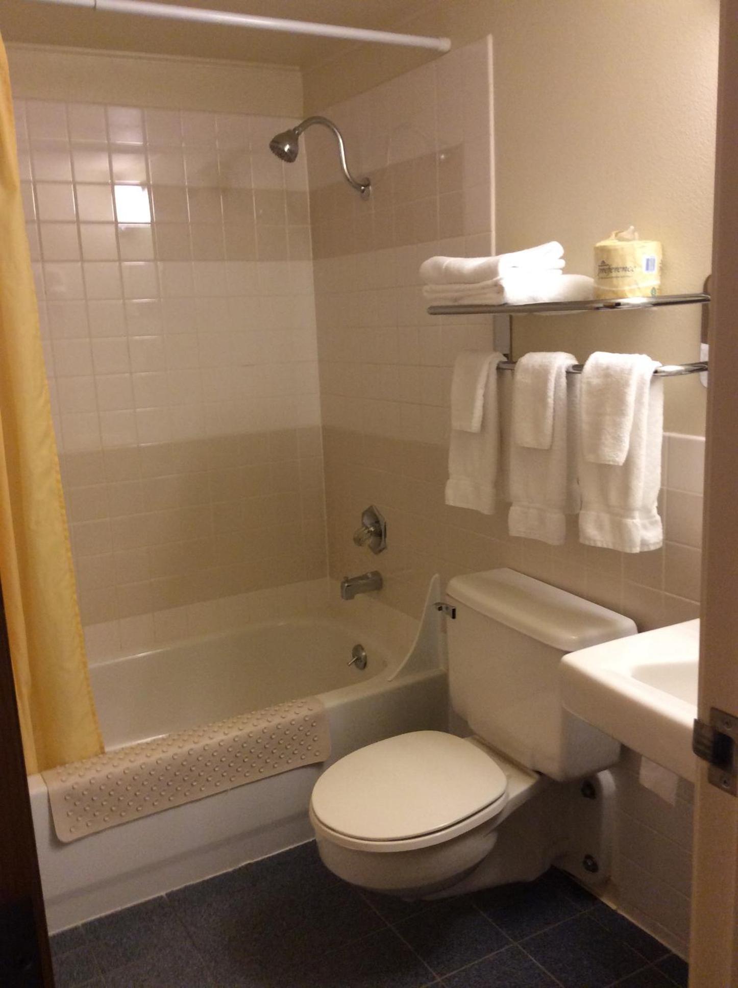 Queen Room photo 2