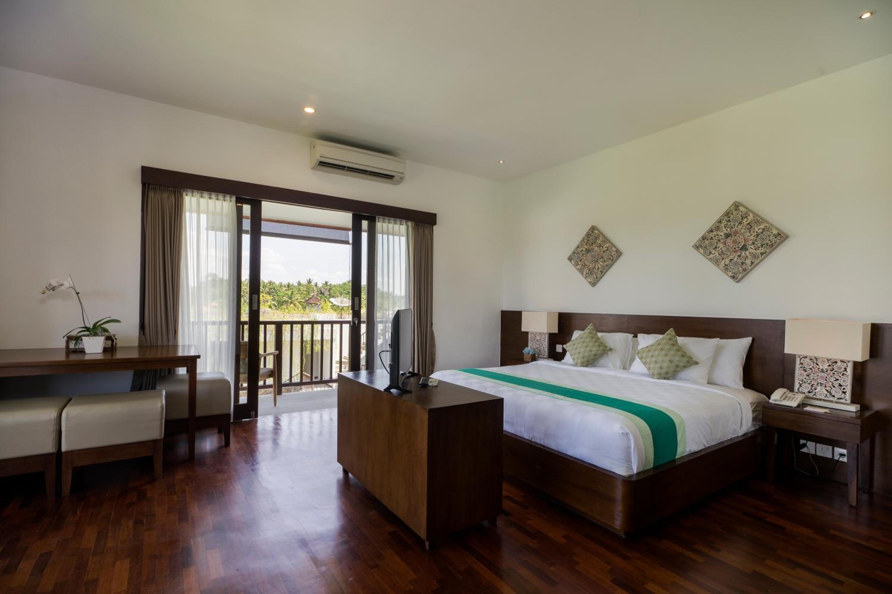 Junior Suite with Pool View