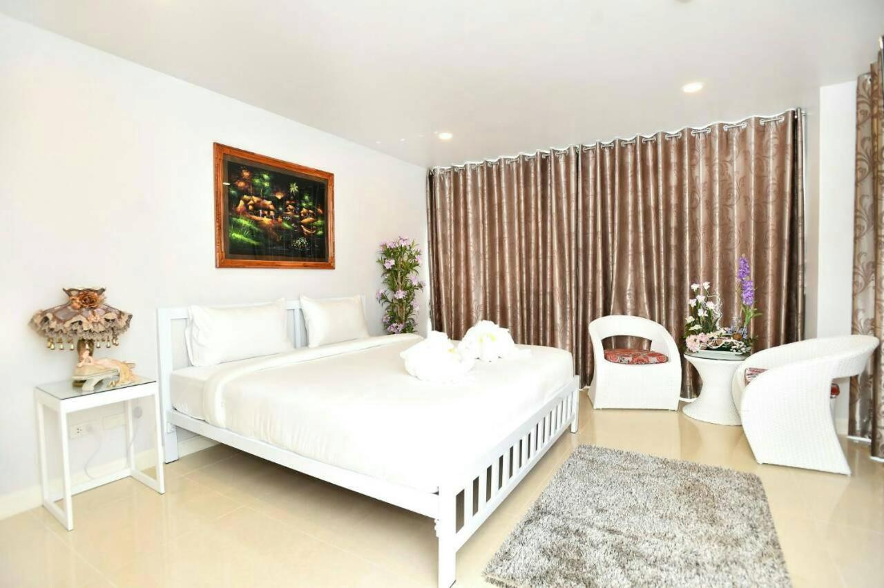 Deluxe King Room photo 2