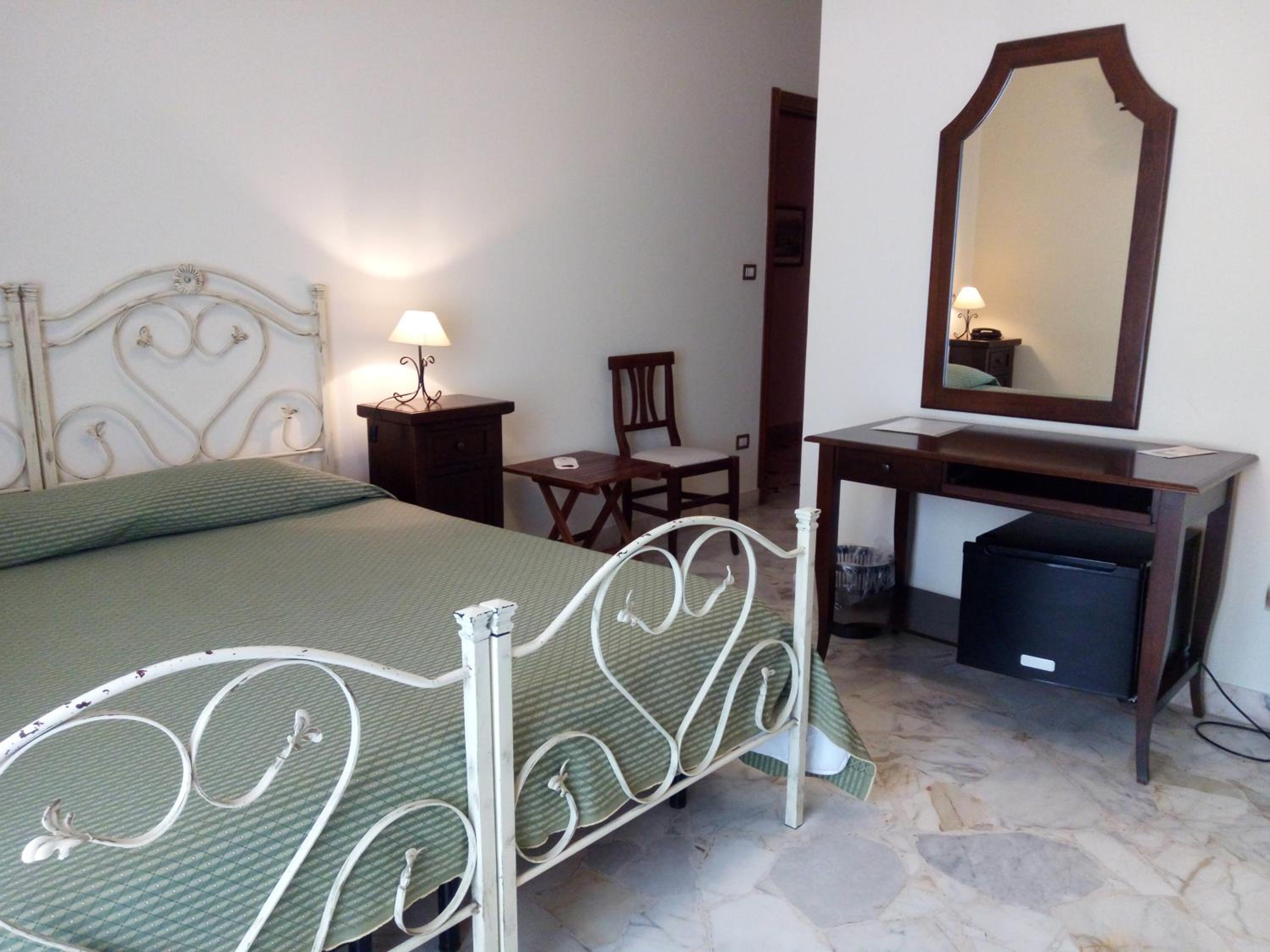 Double or Twin Room with Balcony - Photo 8