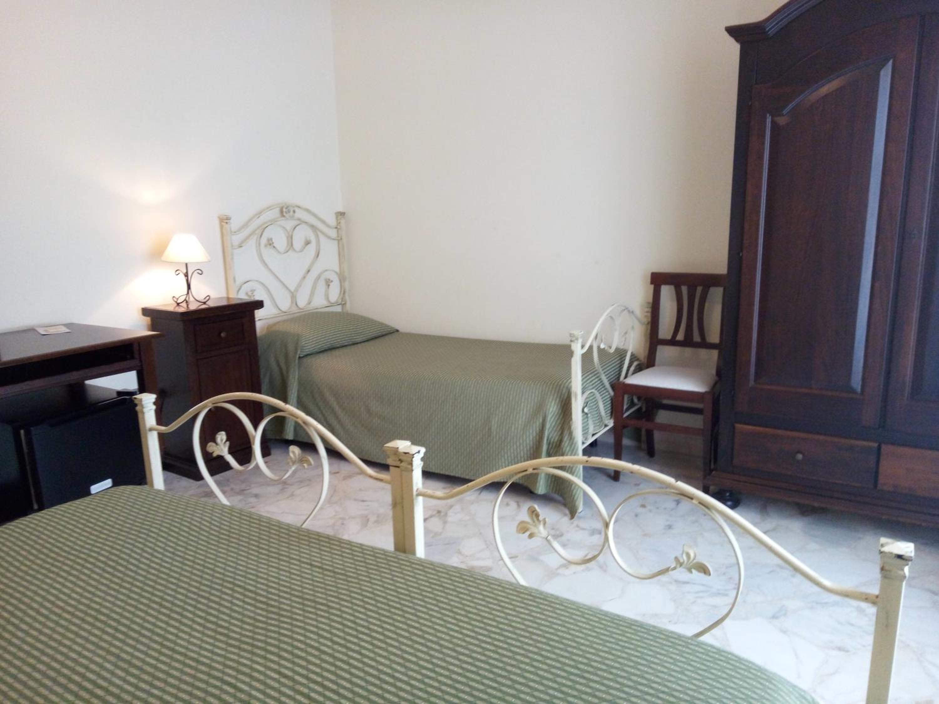 Triple Room with Balcony - Photo 7