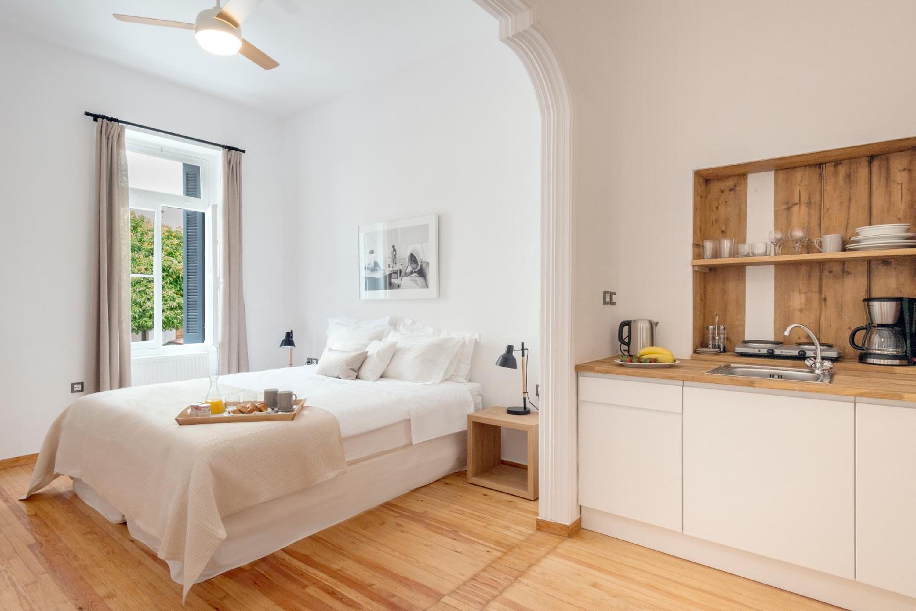 One-Bedroom Apartment with Street View photo 1
