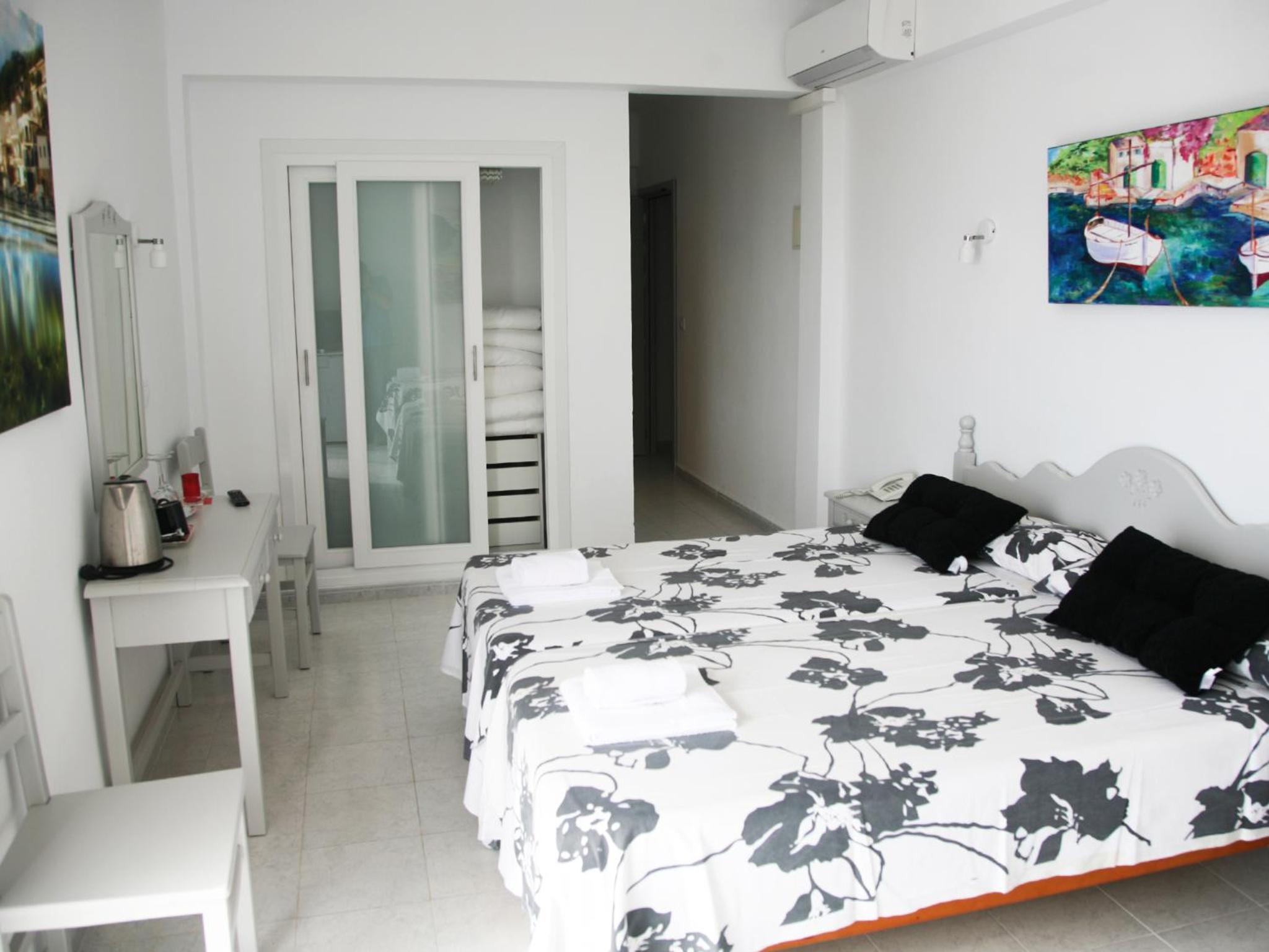 Superior Triple Room with Sea View - Photo 8