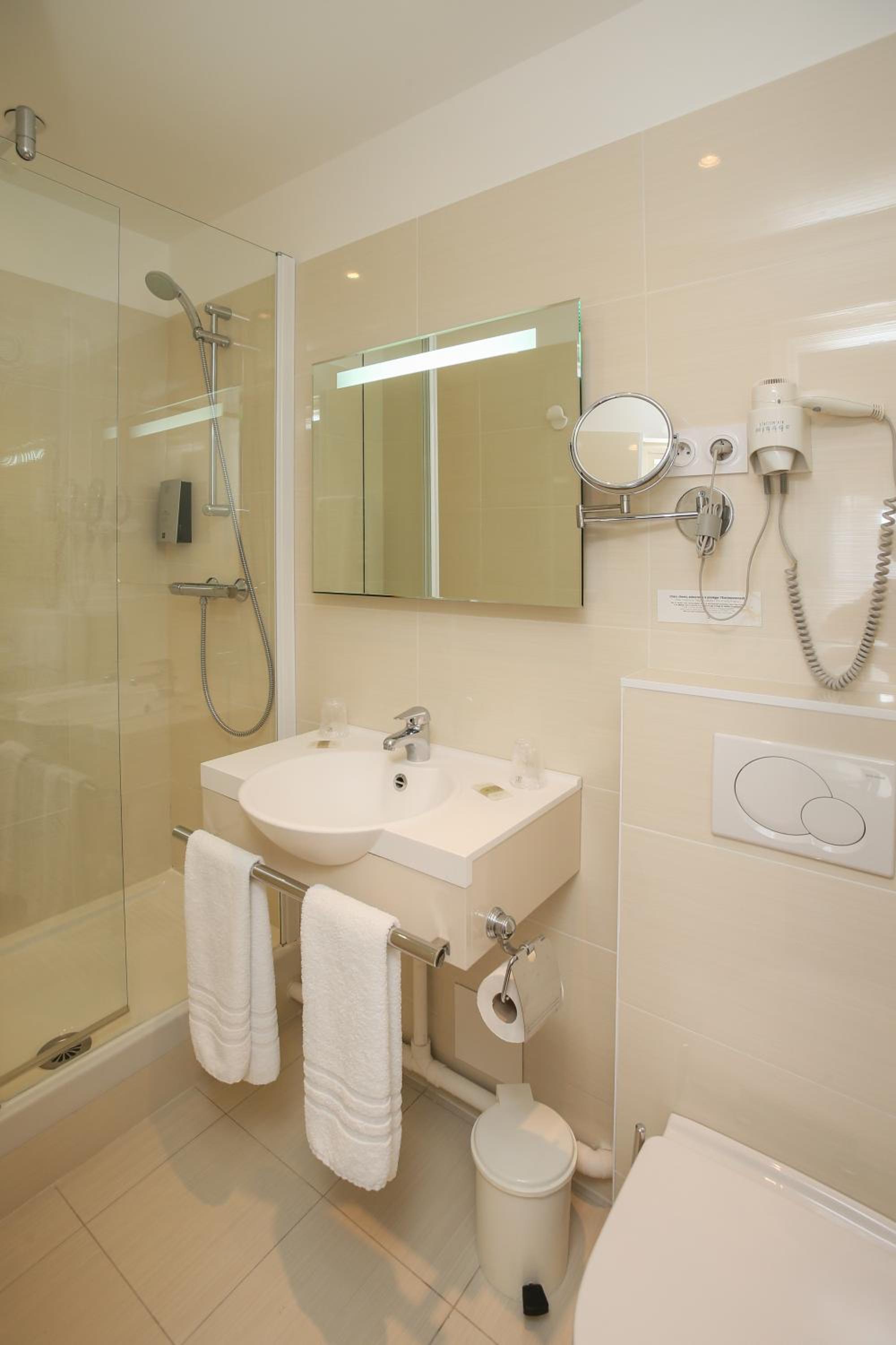 Comfort Double or Twin Room with Garden or Street View - Photo 3
