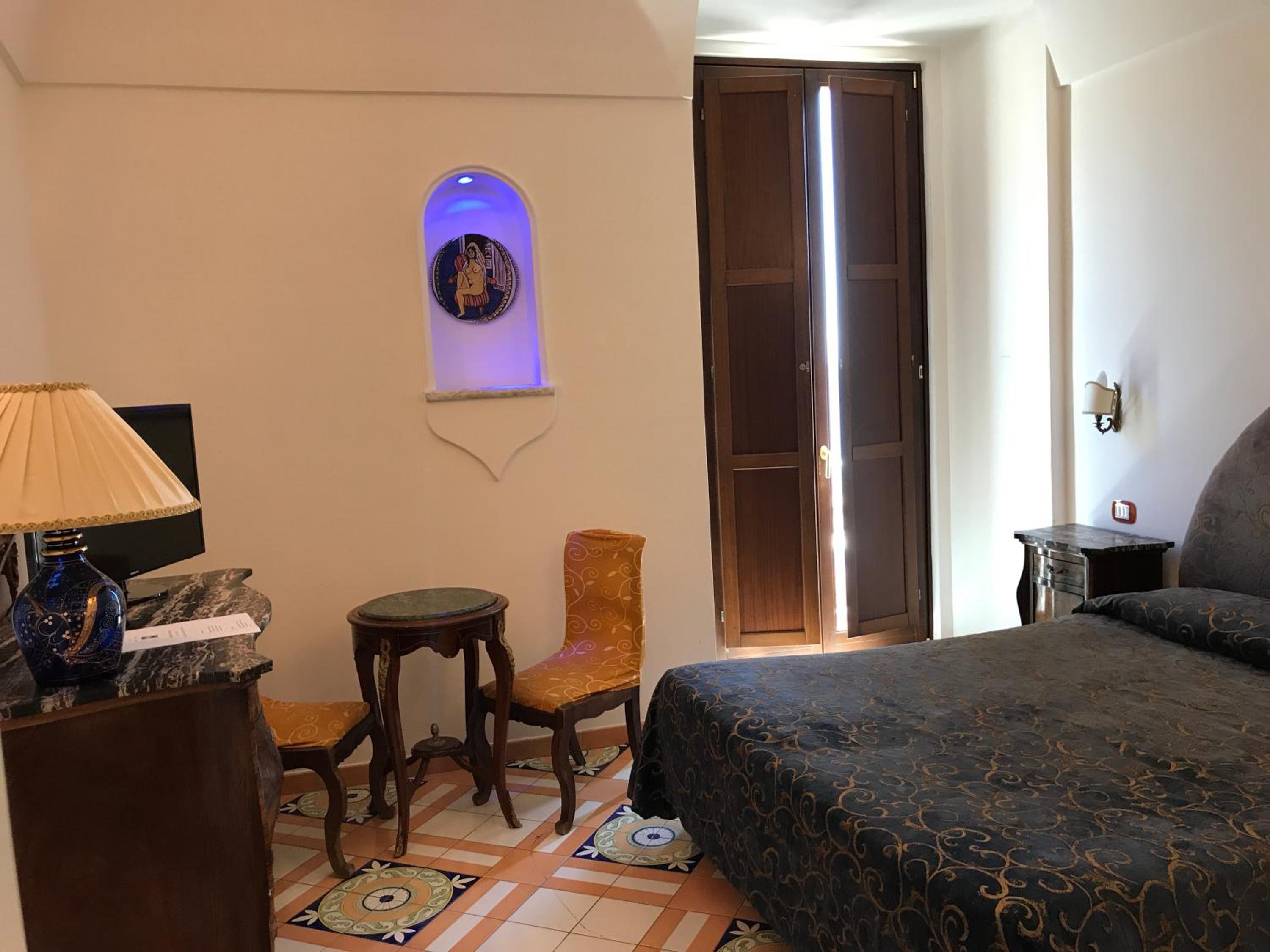 Double Room with Balcony - Photo 5